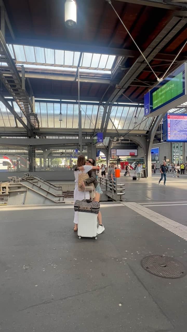 Kim Chiuのインスタグラム：「May sumundo sakin sa train station.🚅🇨🇭 Finally nagamit ko na din yung kantang to by @jedmadelaofficial !!! 🤣🤣🤣 momsy @bela miss you sooo  muchie !!!! Always here for you!🤍💕👯‍♀️ pero yung bag ko tumakbo din kasi eh!!! Wahahahaha   cto @belle_mariano for taking this video!☺️ hihihi😅」