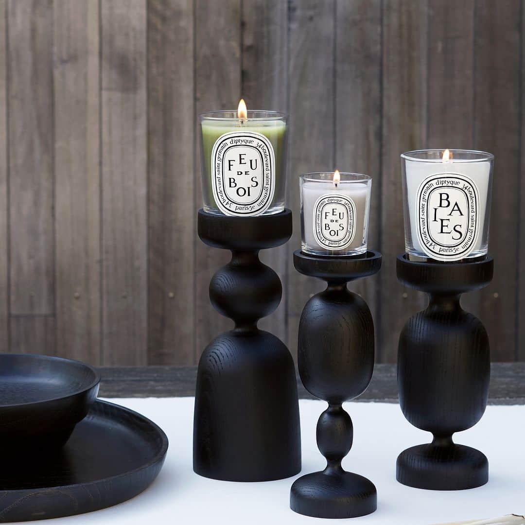 ディプティックのインスタグラム：「Undulating curves… and a signature black. Crafted in France, these candleholders are a testament to traditional wood-turning skills. Carved against the grain, they recreate the Diptyque oval. Drawing given volume. #Diptyque #FlameAndSmoke」
