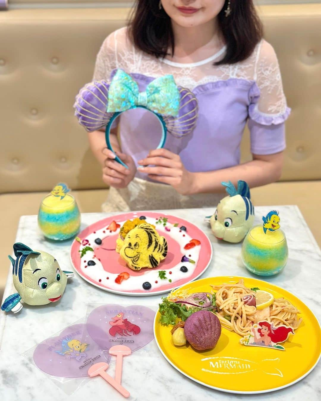 浅井麻里さんのインスタグラム写真 - (浅井麻里Instagram)「🧜‍♀️リトルマーメイド/ OH MY CAFE🧜‍♀️ ⁡ アリエルのOH MY CAFE❤️🧜‍♀️ ⁡ 店内にはアリエルやフランダー、セバスチャンや魚達、 物語のシーンのパネルなどなど装飾が華やかで、 大好きなリトルマーメイドの世界観に囲まれて とっても幸せだった❤️😍 ⁡ メニューも凝ってて可愛いの！🥰💕 ⁡ 🍽️恋するマーメイドパスタ (アリエルの花占いのシーンをイメージした、 豆乳＆トマトのパスタ) 🍽️親友パンプキンサンド (フランダーを表現したパンを使った、 パンプキンサラダのサンド) 🍽️しましまスムージー (マンゴーヨーグルトスムージー) ⁡ OH MY CAFEは、カロリーや塩分控えめで 低糖質なレシピの食事だから 可愛くて健康的なメニューだよ✨👍 ⁡ ⁡ 💫OH MY CAFE TOKYO @ohmycafe_official 東急プラザ表参道原宿3F 9/18まで 事前予約制(当日席がある場合も有) ⁡ ⁡ #リトルマーメイド #ディズニープリンセス #アリエルコーデ #バウンドコーデ #アリエルバウンド #ディズニーコーデ #ディズニーバウンド #ディズニーカチューシャ #アリエル #フランダー #東急プラザ #東急プラザ表参道原宿 #表参道カフェ #原宿カフェ #カフェ巡り #ディズニー #オーマイカフェ #ohmycafe #disneyprincess #ariel #littlemermaid #thelittlemermaid」9月13日 20時57分 - mari_asai_625