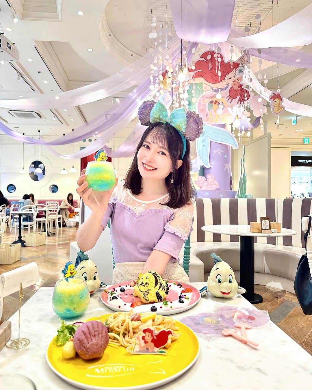 浅井麻里さんのインスタグラム写真 - (浅井麻里Instagram)「🧜‍♀️リトルマーメイド/ OH MY CAFE🧜‍♀️ ⁡ アリエルのOH MY CAFE❤️🧜‍♀️ ⁡ 店内にはアリエルやフランダー、セバスチャンや魚達、 物語のシーンのパネルなどなど装飾が華やかで、 大好きなリトルマーメイドの世界観に囲まれて とっても幸せだった❤️😍 ⁡ メニューも凝ってて可愛いの！🥰💕 ⁡ 🍽️恋するマーメイドパスタ (アリエルの花占いのシーンをイメージした、 豆乳＆トマトのパスタ) 🍽️親友パンプキンサンド (フランダーを表現したパンを使った、 パンプキンサラダのサンド) 🍽️しましまスムージー (マンゴーヨーグルトスムージー) ⁡ OH MY CAFEは、カロリーや塩分控えめで 低糖質なレシピの食事だから 可愛くて健康的なメニューだよ✨👍 ⁡ ⁡ 💫OH MY CAFE TOKYO @ohmycafe_official 東急プラザ表参道原宿3F 9/18まで 事前予約制(当日席がある場合も有) ⁡ ⁡ #リトルマーメイド #ディズニープリンセス #アリエルコーデ #バウンドコーデ #アリエルバウンド #ディズニーコーデ #ディズニーバウンド #ディズニーカチューシャ #アリエル #フランダー #東急プラザ #東急プラザ表参道原宿 #表参道カフェ #原宿カフェ #カフェ巡り #ディズニー #オーマイカフェ #ohmycafe #disneyprincess #ariel #littlemermaid #thelittlemermaid」9月13日 20時57分 - mari_asai_625