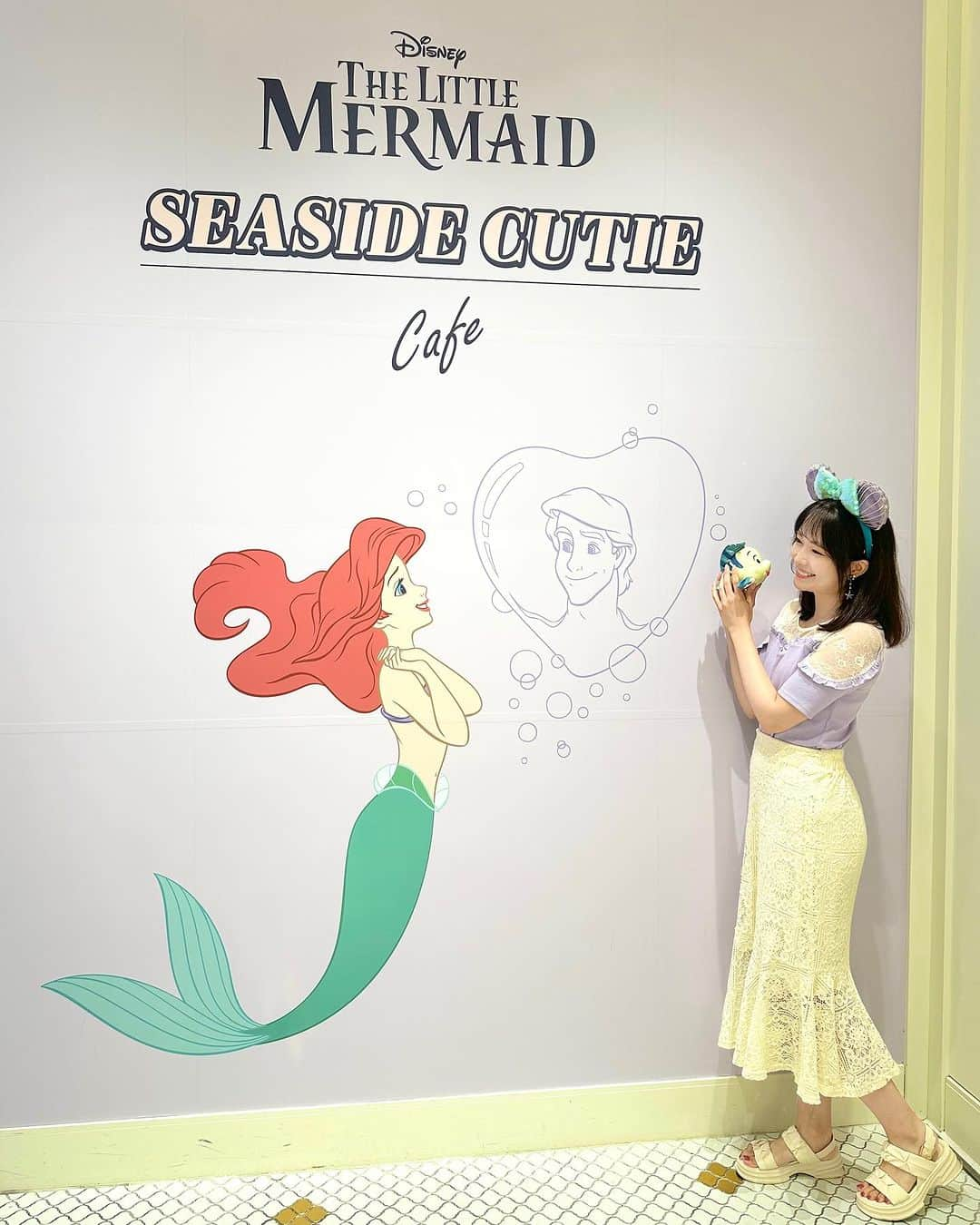 浅井麻里さんのインスタグラム写真 - (浅井麻里Instagram)「🧜‍♀️リトルマーメイド/ OH MY CAFE🧜‍♀️ ⁡ アリエルのOH MY CAFE❤️🧜‍♀️ ⁡ 店内にはアリエルやフランダー、セバスチャンや魚達、 物語のシーンのパネルなどなど装飾が華やかで、 大好きなリトルマーメイドの世界観に囲まれて とっても幸せだった❤️😍 ⁡ メニューも凝ってて可愛いの！🥰💕 ⁡ 🍽️恋するマーメイドパスタ (アリエルの花占いのシーンをイメージした、 豆乳＆トマトのパスタ) 🍽️親友パンプキンサンド (フランダーを表現したパンを使った、 パンプキンサラダのサンド) 🍽️しましまスムージー (マンゴーヨーグルトスムージー) ⁡ OH MY CAFEは、カロリーや塩分控えめで 低糖質なレシピの食事だから 可愛くて健康的なメニューだよ✨👍 ⁡ ⁡ 💫OH MY CAFE TOKYO @ohmycafe_official 東急プラザ表参道原宿3F 9/18まで 事前予約制(当日席がある場合も有) ⁡ ⁡ #リトルマーメイド #ディズニープリンセス #アリエルコーデ #バウンドコーデ #アリエルバウンド #ディズニーコーデ #ディズニーバウンド #ディズニーカチューシャ #アリエル #フランダー #東急プラザ #東急プラザ表参道原宿 #表参道カフェ #原宿カフェ #カフェ巡り #ディズニー #オーマイカフェ #ohmycafe #disneyprincess #ariel #littlemermaid #thelittlemermaid」9月13日 20時57分 - mari_asai_625