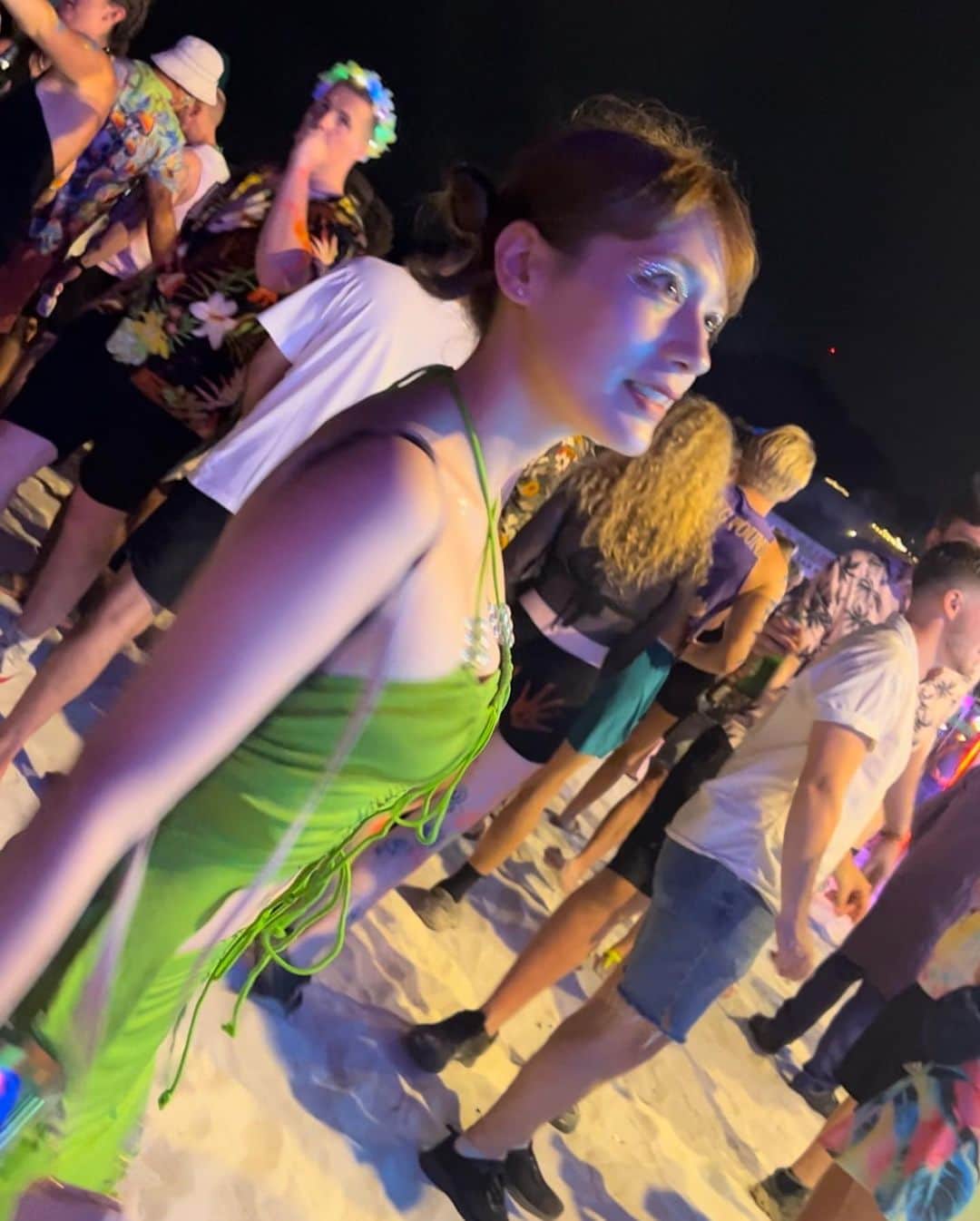 アシュリー千帆のインスタグラム：「.  🌕🧚  ちょっとずつ溜まっている更新を🫡  2枚目はもう帰宅前なので 海の湿気でアホ毛ボサボサ🤯  .」