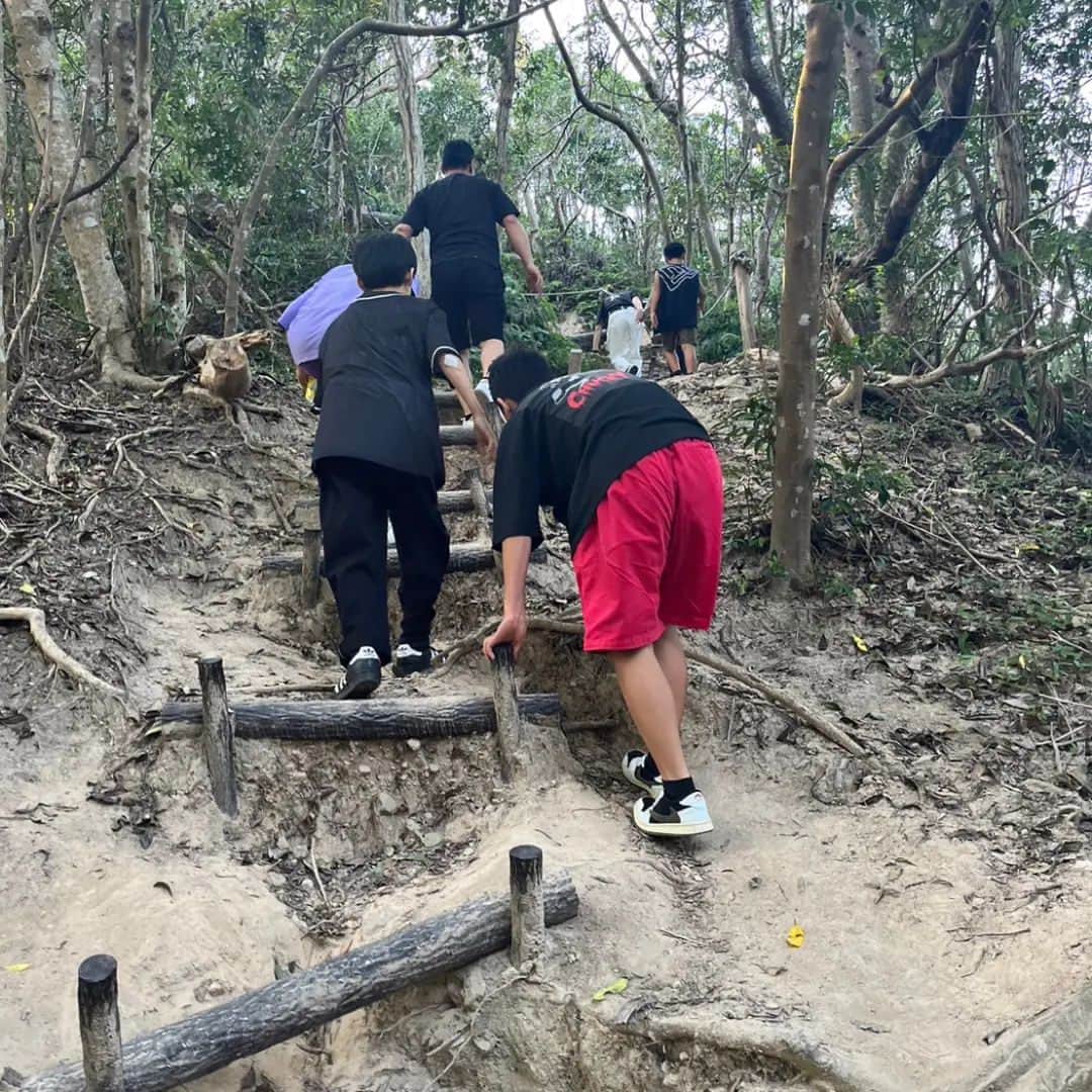パンダのインスタグラム：「登り中⁡ #ちょんまげ小僧」