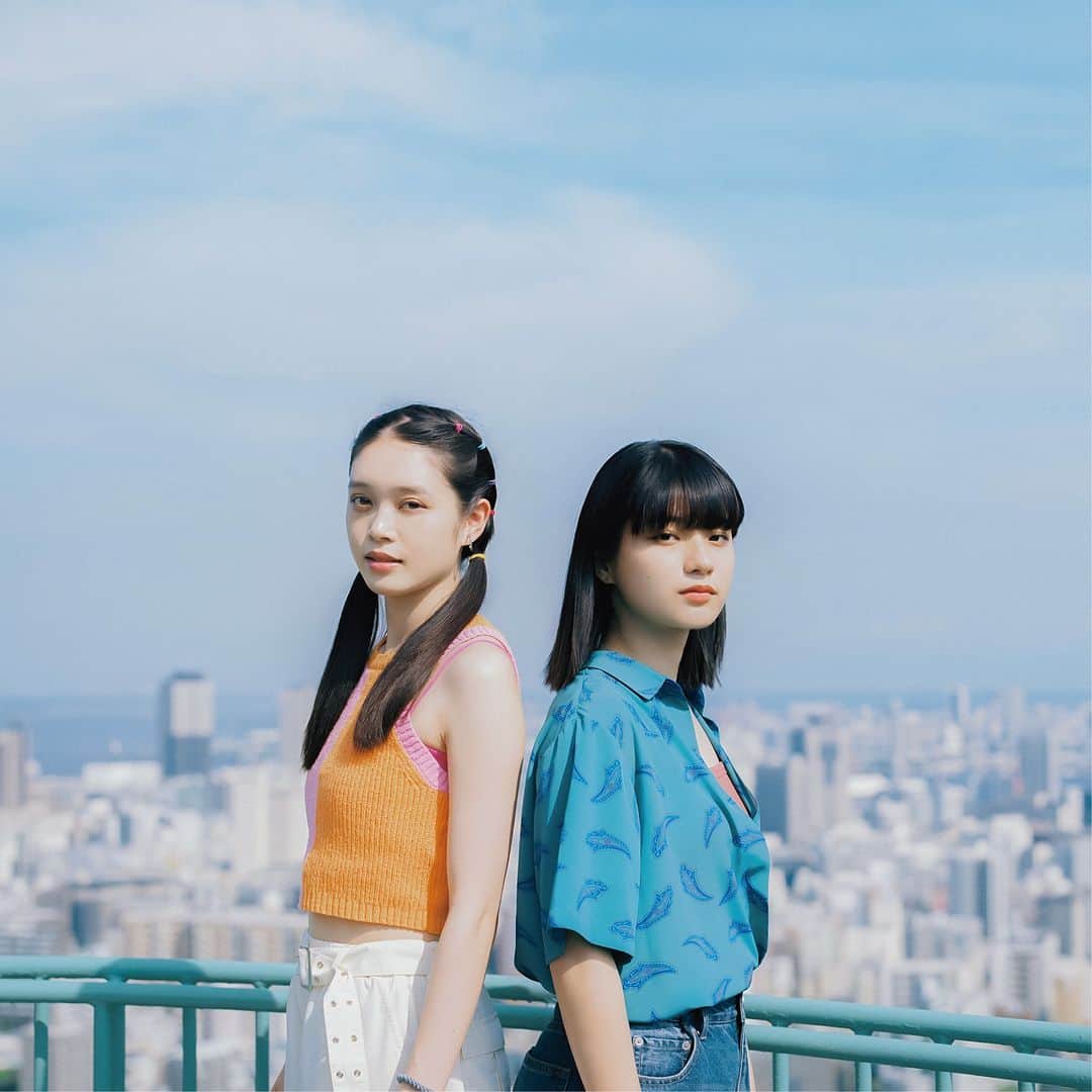 tofubeatsのインスタグラム：「9/15にシングル＆アルバムリリースです！ NHK夜ドラ「わたしの一番最悪なともだち」主題歌の『メロディ feat.蒔田彩珠＆高石あかり』と、オリジナル・サウンド・トラックがリリースされることが決定しました！！ 主題歌はドラマに出演の蒔田さん・高石さんによる元気なポップソング。サウンドトラックは兵庫県ゆかりメンバーが集結した1枚となってます。ぜひチェックしてください。  ・メロディ feat.蒔田彩珠＆高石あかり @a_akari1219 @makita_aju 写真提供:NHK https://tofubeats.lnk.to/melody  ・「わたしの一番最悪なともだち オリジナル・サウンドトラック」 アルバム https://tofubeats.lnk.to/MyworstfriendOST tofubeats / The Hair Kid (Milk Talk @milk.talk ) @hair.kid / in the blue shirt @armri / ratiff (Neibiss @neibiss_ ) @_ratiff_ / UG Noodle @iamugnoodle / 64controll @zenemos @u_koh64 【収録曲】 1 tofubeats  ほんとの私 2 tofubeats  人生が迷子 3 tofubeats  人生が迷子(Piano Ver.) 4 ratiff 迷子Breakbeats 5 tofubeats  ズレた人生のテンポ 6 in the blue shirt  一番最悪なともだち 7 in the blue shirt  近づくふたり 8 UG Noodle  慎吾のテーマ 9 tofubeats  聡美のテーマ 10 tofubeats  木下のテーマ 11 The Hair Kid  社会人の日常 12 tofubeats  就活ゲーム 13 tofubeats  役作り定期報告会 14 tofubeats  脳内トリップ 15 tofubeats  脳内迷宮 16 in the blue shirt & tofubeats  スイッチオン 17 64controll  東京の街 18 64controll  初めての東京 19 tofubeats  あの頃の自分 20 tofubeats  好きだったかもしれない 21 tofubeats  一番ズルいのは、わたし 22 tofubeats  置いてけぼりのわたし 23 tofubeats  こんな自分だったらいいのに… 24 tofubeats  ノーアウト満塁！ 25 tofubeats  変わりはじめた 26 The Hair Kid  いいんだよねこれで 27 in the blue shirt  再び、近づくふたり 28 in the blue shirt  美晴のこころ 29 in the blue shirt  本心 30 tofubeats  動き出す人生 31 tofubeats メロディfeat. 蒔田彩珠・髙石あかり (short ver.)」