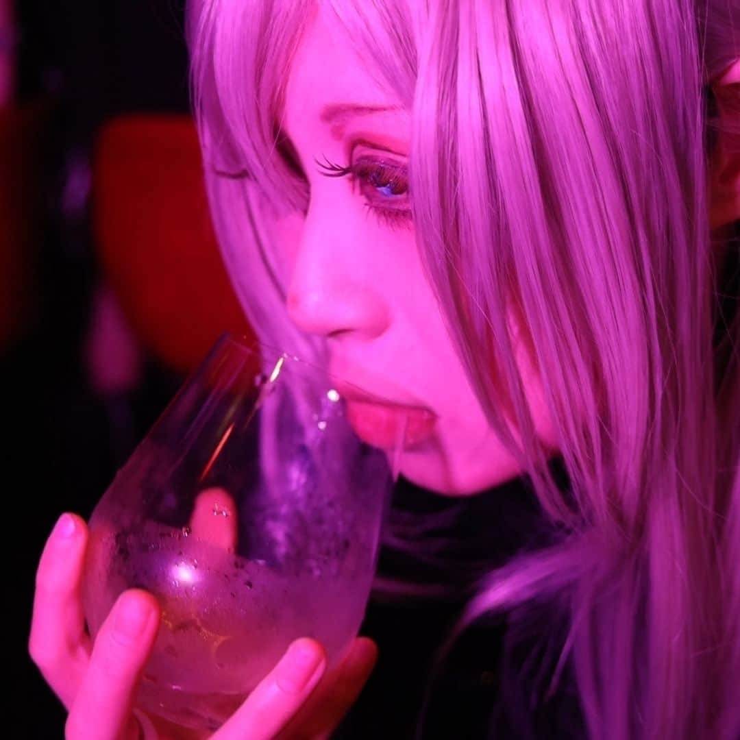 黒機ひつじのインスタグラム：「#ヴァンパイアサイド × #天界追悼庁 コラボレーションイベント 「吸血鬼捜査指令イベント」  撮影 chloeさま #天界追悼庁ルナ長官  BARに潜入したルナ長官を手伝って、吸血鬼が潜んでいるという噂の「ヴァンパイアサイド」を調査しましょう。 ....というイベントをさせていただきました!!  たくさんのお客様にお越しいただき、 光栄至極であります‥💞🦇👼  #大阪カフェ #大阪観光 #大阪スポット #大阪イベント  #モデル #モデル撮影 #黒機ひつじ #japan #cosplay #cosplayer  #角色扮演 #角色扮演者 #日本 #好看 #角色扮演  #gothic #gothicstyle #lolitafashion #lolita」