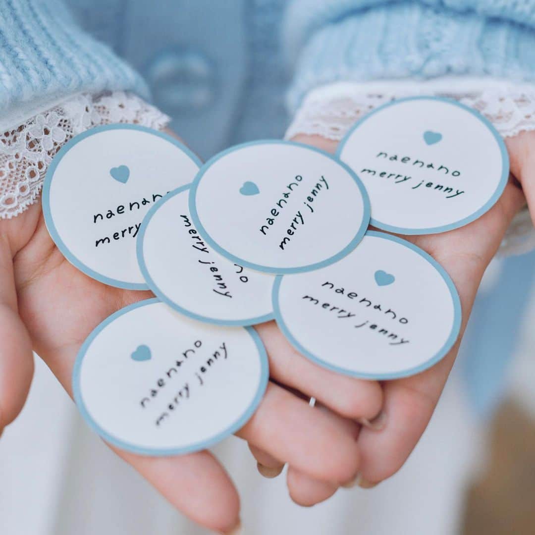 merry jennyのインスタグラム：「【 special collaboration 】 ㅤㅤㅤㅤㅤㅤㅤㅤㅤㅤㅤㅤㅤ merry jenny 2023 autumn/winter Dream well feat.naenano   　 -- merry jenny × naenano --  　 special collaboration itemの発売が決定いたしました。  ご予約開始は9/20(wed) 12:00〜！！ 公式通販サイトRUNWAY channelにてご予約いただくと 先着でご予約特典のステッカーをプレゼント！ ※1会計毎に1枚のお渡しです。  なえなのさん手描きのcollaboration logoのステッカーは スマートフォンとケースの間に挟めるサイズです♡ ㅤㅤㅤㅤㅤㅤㅤㅤㅤㅤㅤㅤ topのURLから⇨  @merryjenny_instagram ぜひcheckしてくださいね♡  ⚪︎ NAENANO GUIDEスウェット col : o.white / green ￥7,700 (tax in)  ⚪︎ flower laceﾃｨｱｰﾄﾞﾜﾝﾋﾟｰｽ col : o.white / black ￥14,300 (tax in)  ⚪︎ ﾘﾎﾞﾝﾌﾟﾘｰﾂﾜﾝﾋﾟｰｽ col : o.white / navy ￥12,100 (tax in)  ⚪︎ ツイードフライトCAP col : ivory / black ￥7,700 (tax in) ㅤㅤㅤㅤㅤㅤㅤㅤㅤㅤㅤㅤㅤ ㅤㅤㅤㅤㅤㅤㅤㅤㅤㅤㅤㅤㅤ #merryjenny #メリージェニー  #2023aw #winter #dreamwell  #collaboration #naenano #なえなの さん #ステッカー #スウェット #フライトキャップ  #ミニワンピ #キャミワンピ」