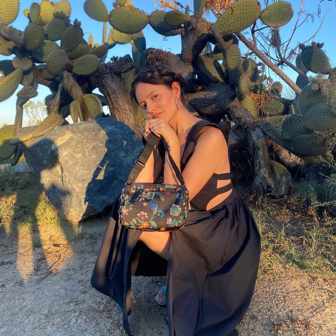 キプリングのインスタグラム：「Live life untamed and celebrate your creativity with our Kipling x @fridakahlo collaboration. Discover the bold designs inspired by the iconic artist on @_francinevega 💐🌵  #KiplingxFridaKahlo #LiveLight #FridaKahlo #NeverWithoutMyKipling #LifeUntamed」