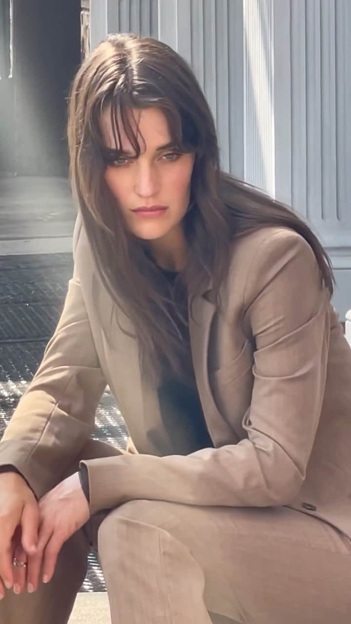 ケイト・ハリソンのインスタグラム：「On set w @inez .」