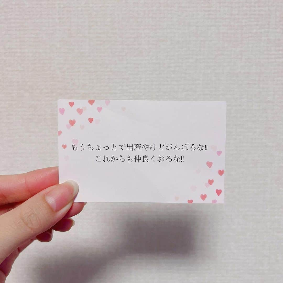 伊藤りかさんのインスタグラム写真 - (伊藤りかInstagram)「． 先日、結婚記念日でした🗽🌈✨ 久しぶりに、ゆっくりランチして帰宅したら… 大きな花束をプレゼントしてくれた🌼 * 2日前に大きめの喧嘩をしていたので、 プロポーズぶり？ぐらいにびっくりした💭🎁笑 出産前となると、メンタルがぶれやすくて 主人からしたら何気ない言葉も 私からしたらブチギレポイントになってました🌵 * 主人からのメッセージは、 "もうちょっとで出産やけどがんばろな" "これからも仲良くおろな“ とのことでした🤭✨ LINE以外のSNSを全くしてない 今では、超珍しい変わり者の主人と 息子たちにとって自慢のパパママになるぞ🫰🏻🩷 * #男の子ママ #兄弟ママ #妊婦 #妊婦コーデ #妊婦健診 #妊婦生活 #妊娠10ヶ月 #臨月 #臨月妊婦 #臨月の過ごし方 #妊娠後期 #マタニティ記録 #マタニティフォト #マタニティ生活 #結婚記念日 #結婚記念日プレゼント #伊藤りか #snsクリエイター」9月13日 21時01分 - rrrika.i