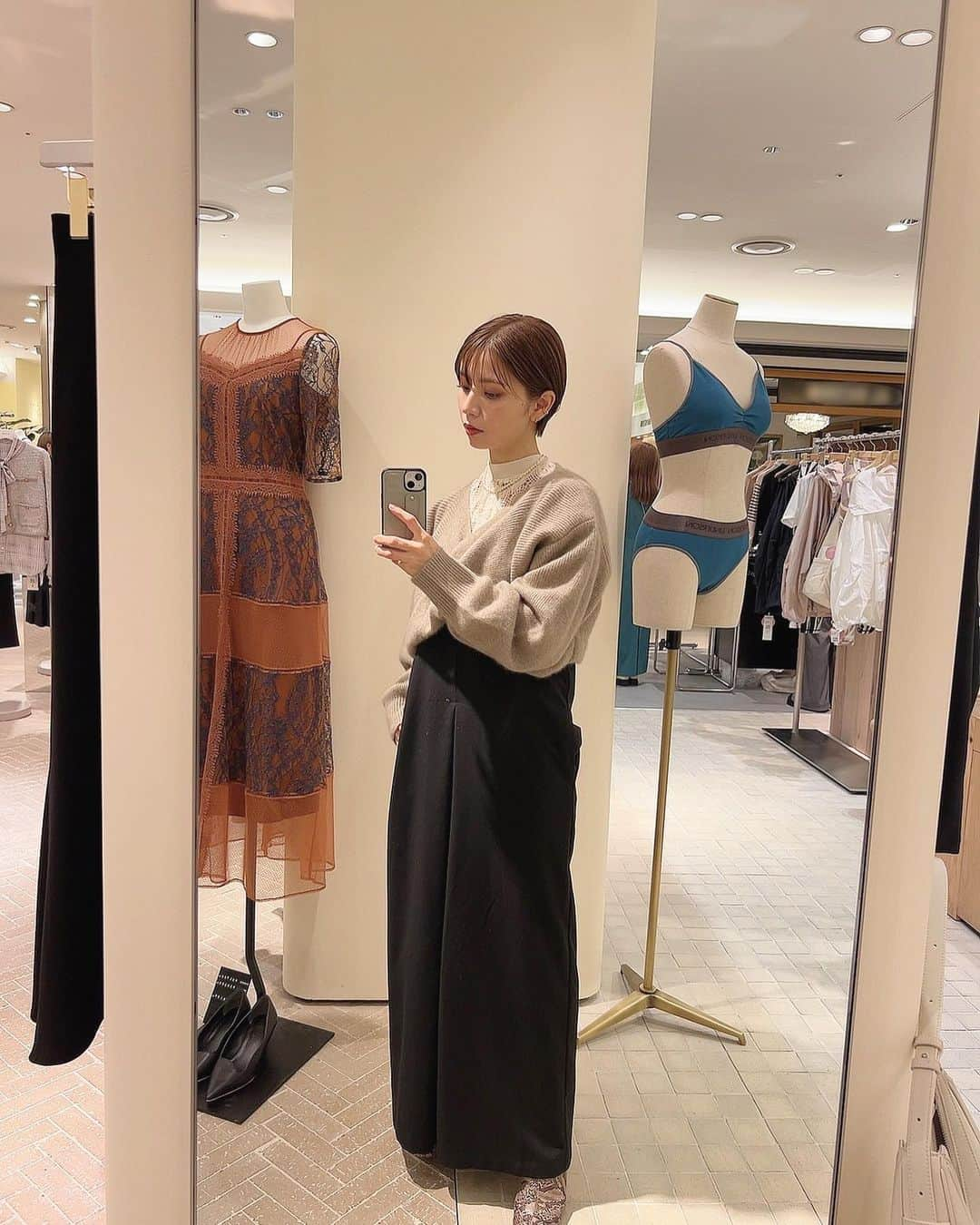 筒井愛実さんのインスタグラム写真 - (筒井愛実Instagram)「． 阪急うめだ本店にnew openした  MIESROHE(ミースロエ) @miesrohe_  前からネットで気になってて 実物みに行けたの嬉しすぎる〜🫰  このニットが可愛すぎて買ったの🦙 着るのたのしみ♡ ． #MIESROHE  #ミースロエ #うめだ阪急 #阪急うめだ本店 #code #ootd #30代コーデ #30代ファッション  #ママコーデ #ママファッション #大人コーデ #outfit #大阪ママ #関西ママ」9月13日 21時01分 - manamin_158cm