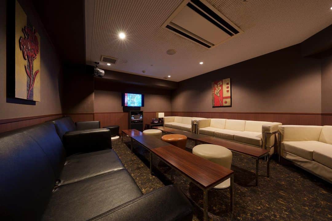 のインスタグラム：「🌺GRANDVRIO RESORT ISHIGAKIJIMA🌺 オーシャンズウイングには、 カラオケスペース（有料）が 用意されています🎤  20:00-23:00の夜だけの営業ですが、 家族や友人たちと大人数で 賑やかな夜をお楽しみください。  #グランヴィリオリゾート石垣島 #グランヴィリオリゾート石垣島ヴィラガーデン  #石垣島 #石垣島旅行 #石垣島ホテル #沖縄ホテル #オーシャンビュー #リゾートホテル #離島巡り #離島ホテル #カラオケ #カラオケパーティー #カラオケルーム」