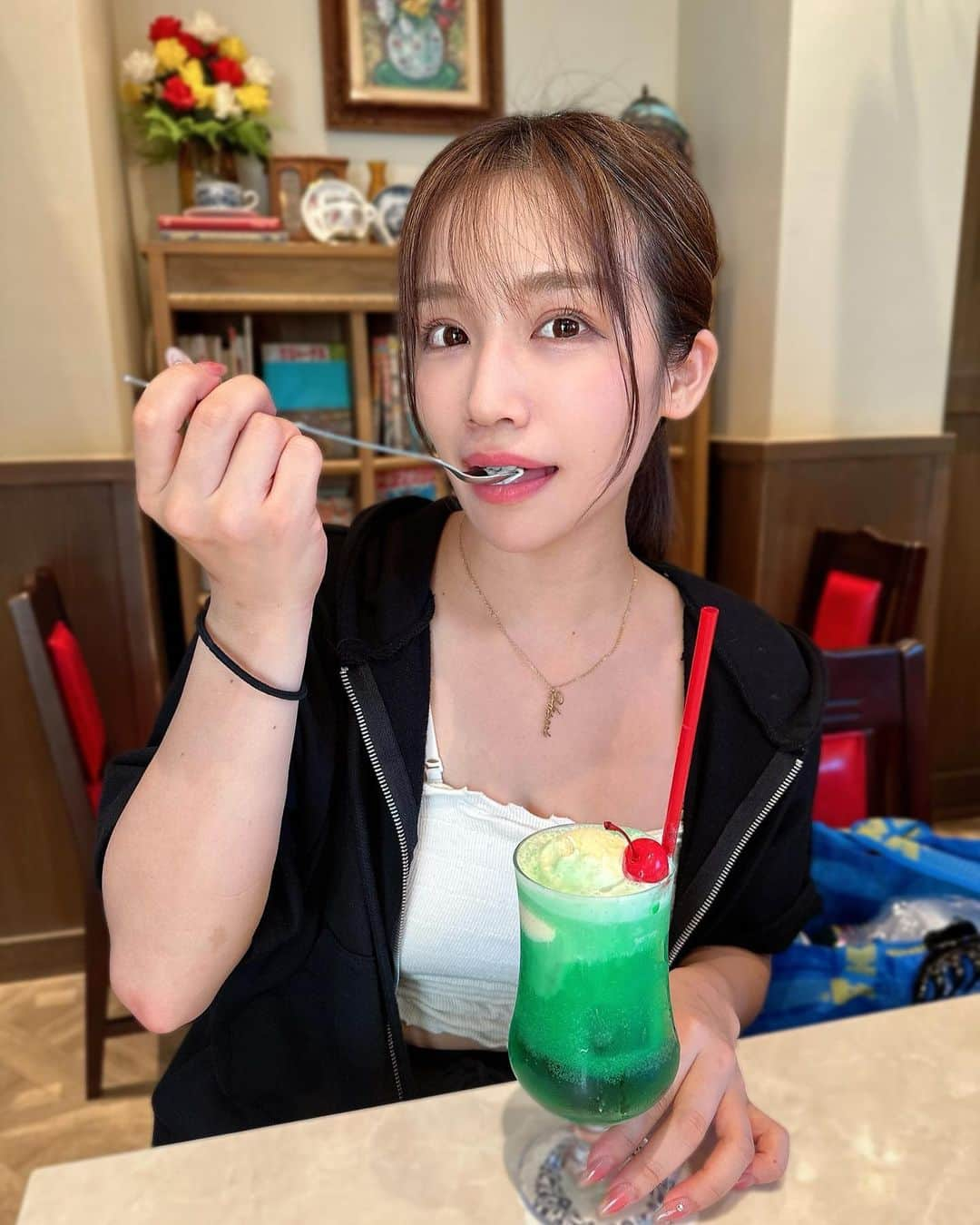 HIKARIのインスタグラム：「クリームソーダ🍨💚 おいしいよね☺︎  _ #西武園ゆうえんち #夏休み  #クリームソーダ」