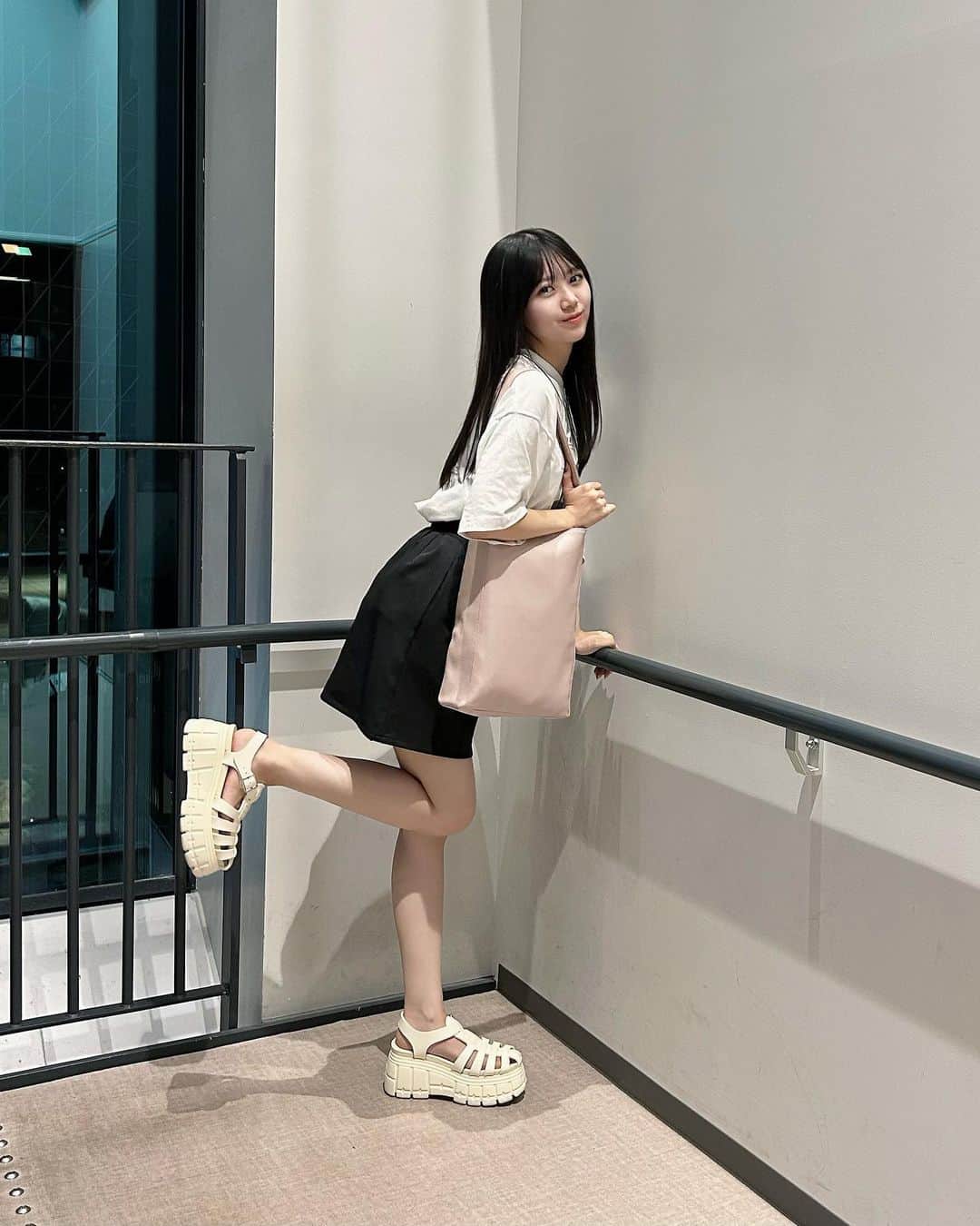のインスタグラム：「カジュアル☺︎︎︎︎    tops #jeanasis bottom  #GRL [gc147] shoes  #miumiu (ファンの方からのいただきものです！ありがとう⸜︎︎︎︎❤︎︎⸝‍)」