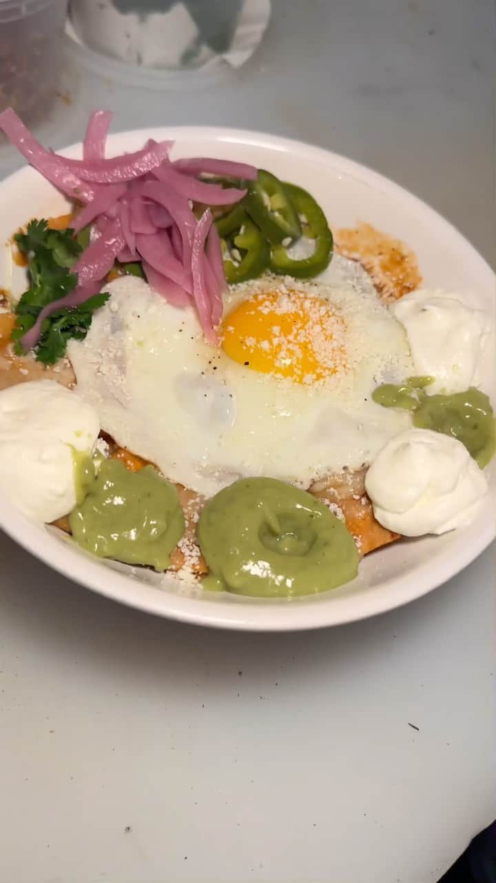 エッグショップのインスタグラム：「In the making of our delicious BRISKET CHILAQUILES! 🍳🍖🔥 #EGGSHOPNYC  📍151 Elizabeth Street (Nolita) 📍138 N 8th (Williamsburg)」