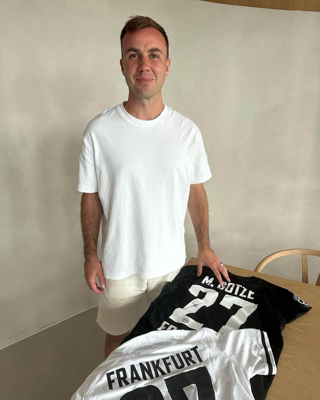 マリオ・ゲッツェのインスタグラム：「Before we head into the busy weeks of the season, I thought it’s the right time for a giveaway. Do you agree? 😉  I’ll double your chances by giving away two signed jerseys. Leave a comment which jersey colour you would look better in to enter the lottery ⚫️⚪️」
