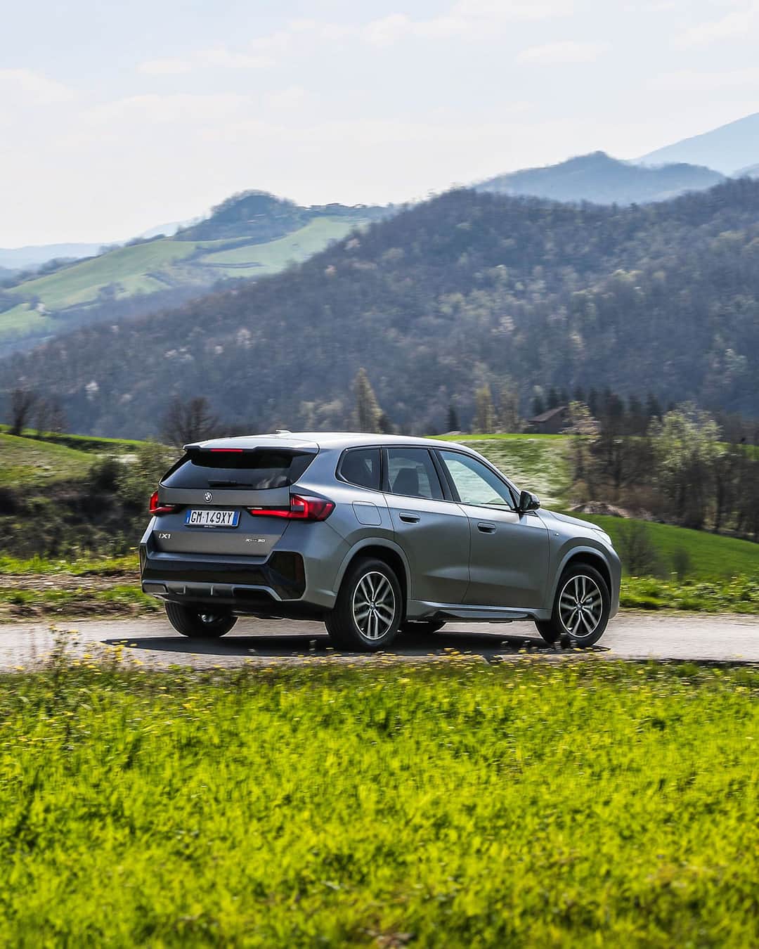 BMWのインスタグラム：「The hills are where the eDrive comes to life.  The BMW iX1. #THEiX1 #BMW #iX1 #BornElectric #BMWElectric __ BMW iX1 xDrive30 : Combined power consumption: 19.1–16.8 kWh/100 km. Combined CO2 emissions: 0 g/km. Electric range: 394–440 kilometers. All data according to WLTP. Further info: www.bmw.com/disclaimer」
