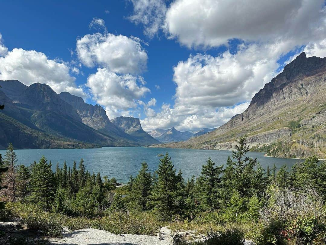 ギーザー・バトラーさんのインスタグラム写真 - (ギーザー・バトラーInstagram)「Another tick off of my bucket list - the amazing @glacier_national_park #montana And I saw a bear!」9月14日 2時36分 - geezerbutler