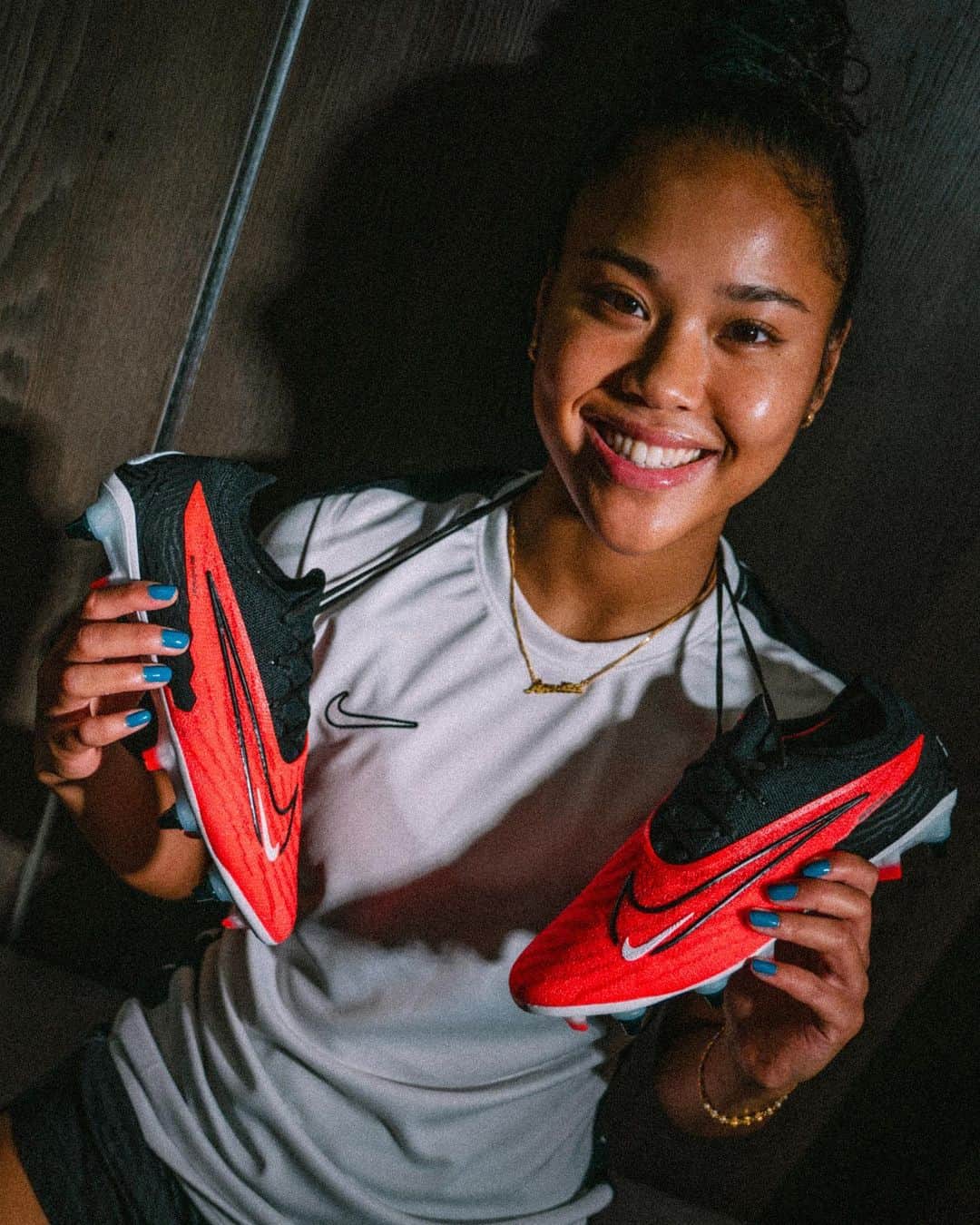 ナイキフットボールのインスタグラム：「Mad Ready N17  With forward thinking football, and an eye on the future, @mikeymoore_10, @asmita_k_ale and @lennagw are ready to climb to the heights of North London with @spursofficial and @spurswomen  #NikeFootball」