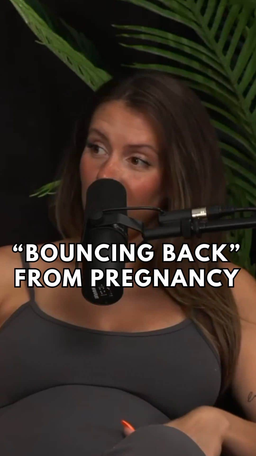 ショーン・ブースのインスタグラム：「Definitely guilty of throwing around the “bounce back” term with pregnant women 😅 I’m now realizing now that there is an immense amount of pressure on women to “bounce back” to their pre-mom bodies, when the focus should be on them functioning at their highest ability in their new (more beautiful) bodies 💪🏼   Shoutout to all the badass ladies out there “growing brains”! Check out the latest episode on @inthebooth.podcast for the entire conversation!」