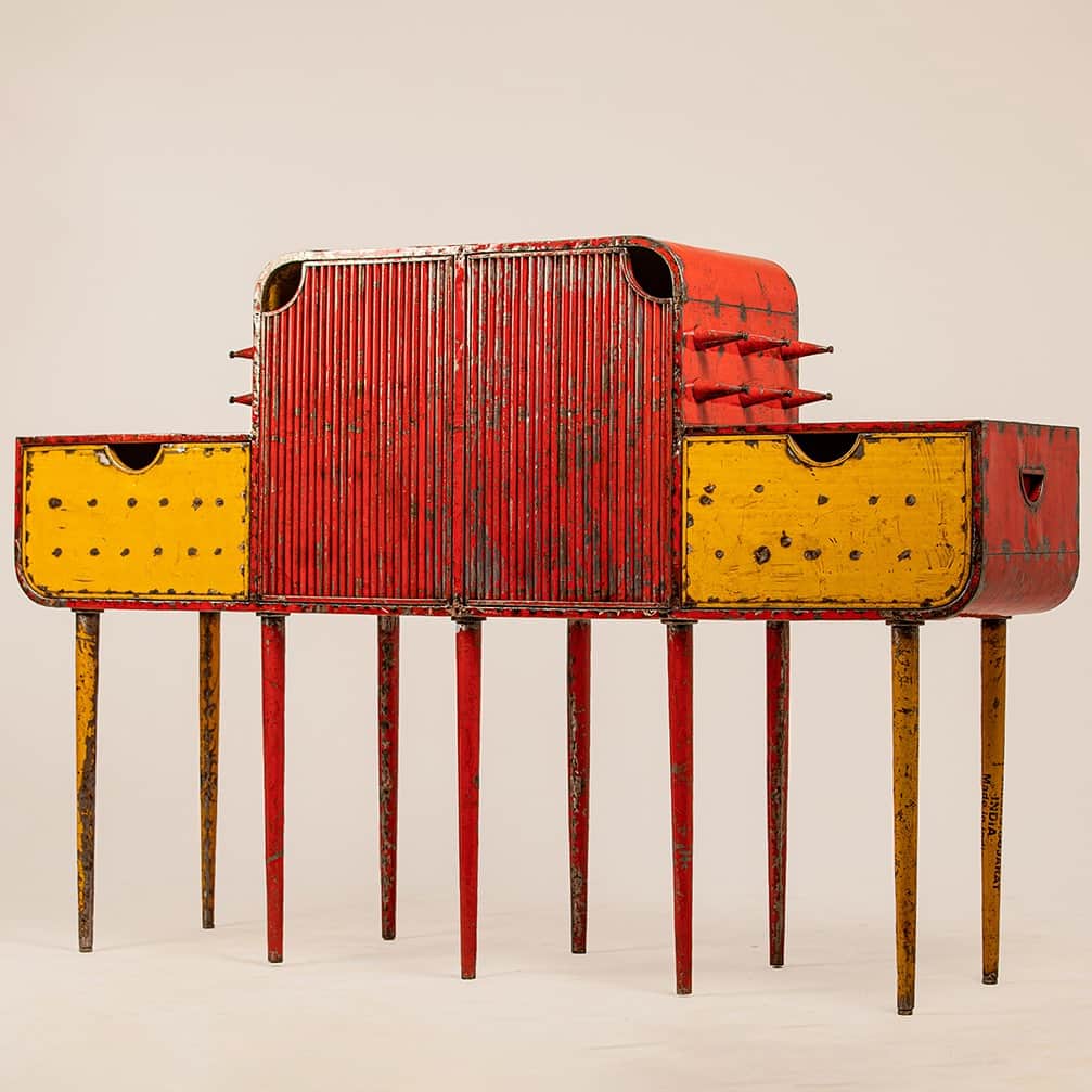 Design Milkのインスタグラム：「Explore the fusion of industrial + artisanal in @studiohamedouattara’s first American solo show -- Bolibana -- at @friedman_benda! Breathing new life into discarded materials, his artistic journey highlights Burkina Faso's increasingly industrialized landscape + shines a light on issues like overconsumption, use of resources, the environment, + sustainability. ♻️🛠️  See + learn more about his work at the link in bio. 🔗  [art, art exhibition, art exhibit, African design, multidisciplinary artist, designer, upcycled art]」