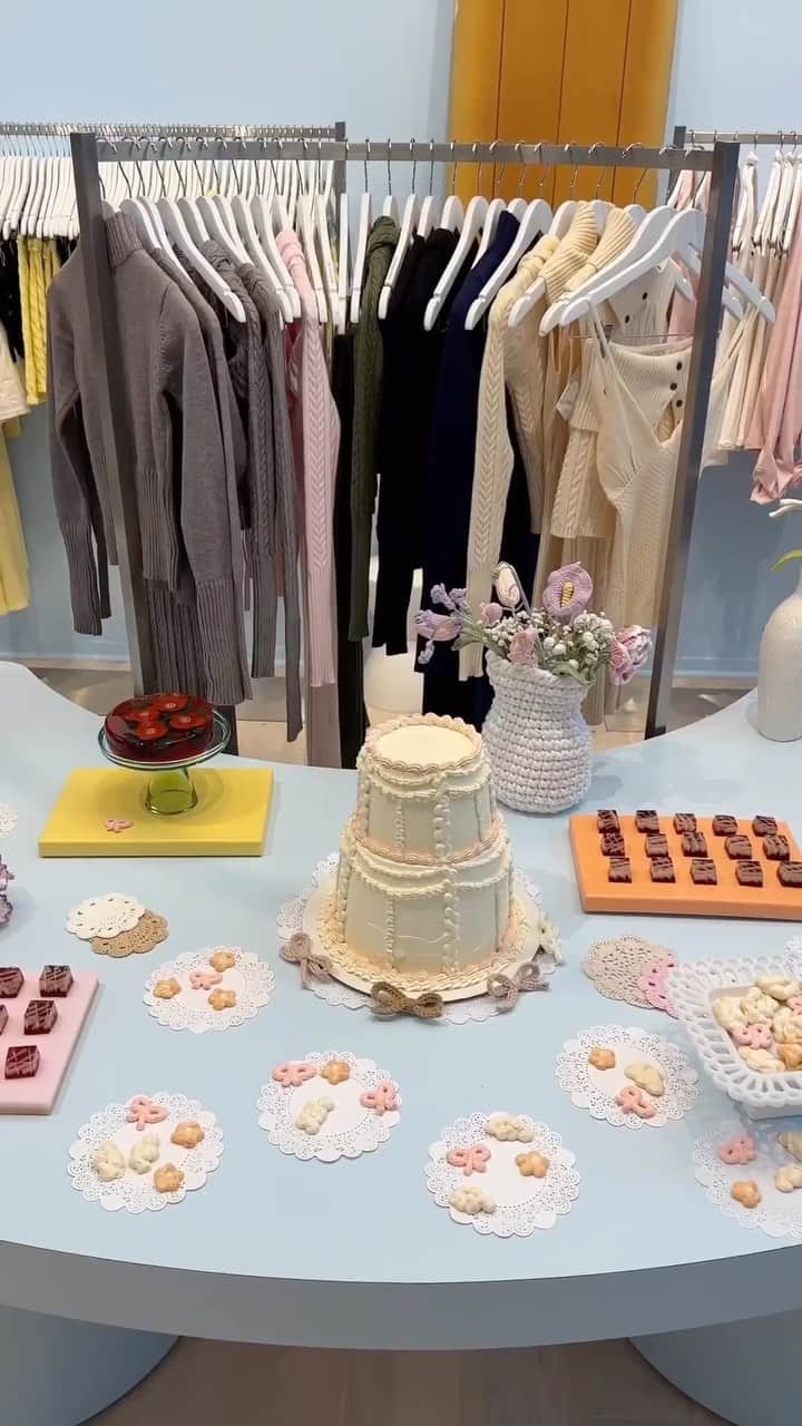 のインスタグラム：「celebrated cloud knits in soho 🧶」