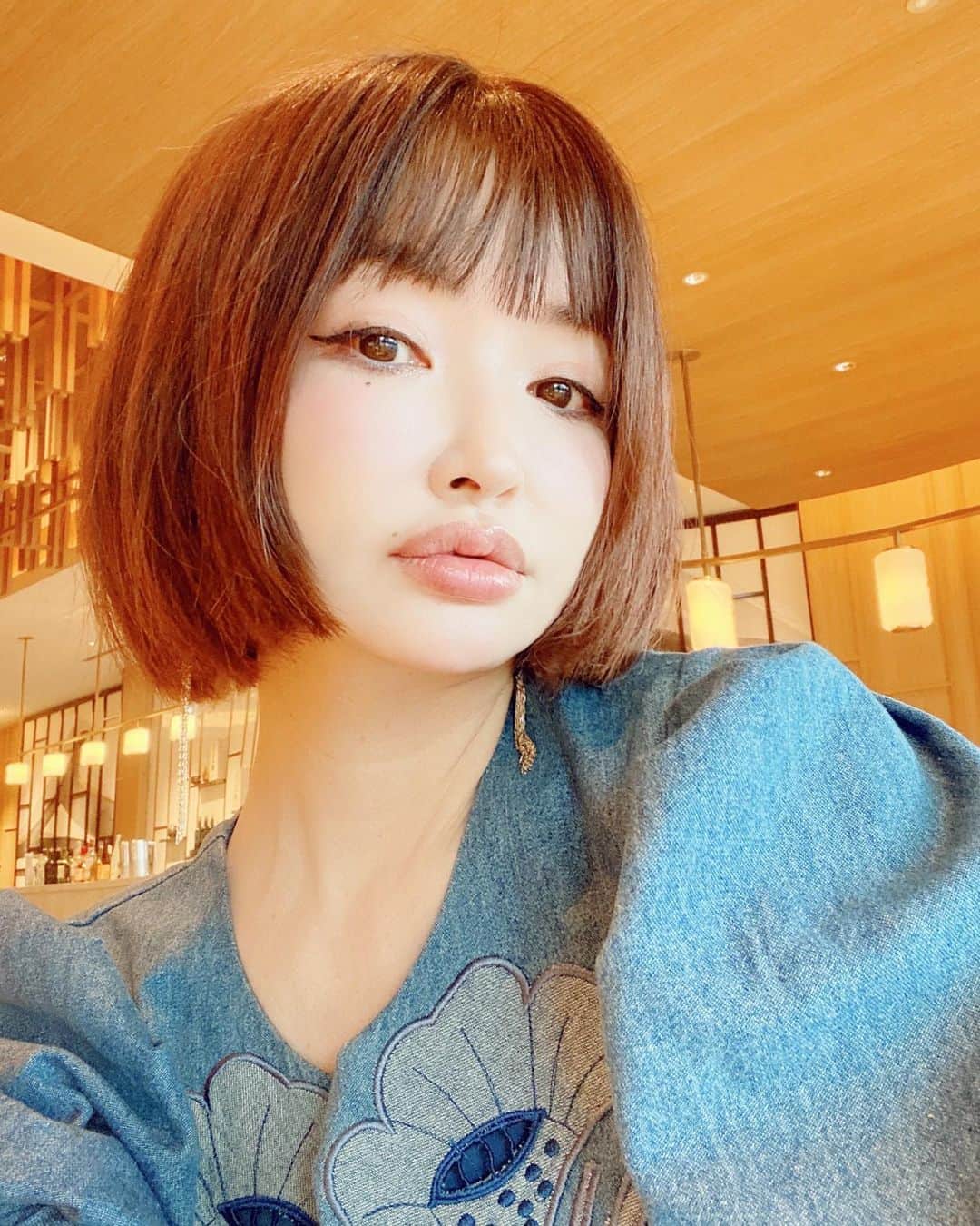 平子理沙のインスタグラム：「髪をボブに切ったら、さらにもっと切りたくなってしまい、とうとうショートボブになりました〜😆❣️❣️ ロングヘアの時が長いわたしにとっては、今とても新鮮な気分❤️✨ アレンジも外巻き、ストレート、両耳かけ、ウェットな質感にしたりと、楽しめます。秋冬もボブで行こうっと🐥💕  @akiyo0719  #ショートボブ#ボブヘア#shortbob#beauty#fashion#lifestyle #risahirako #平子理沙」
