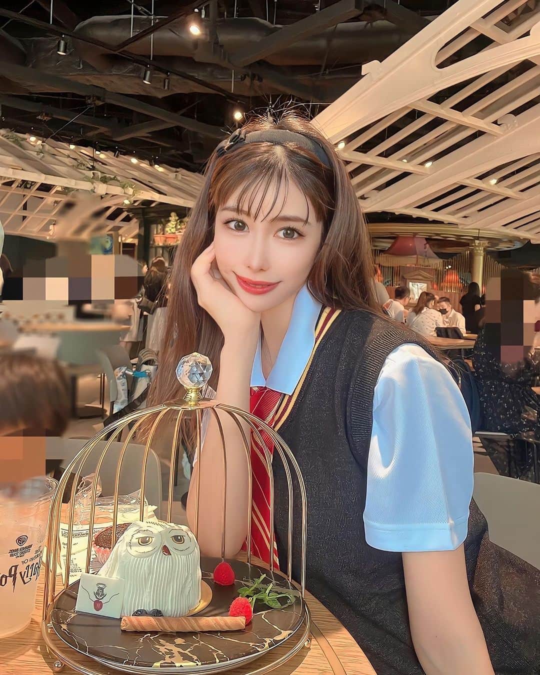 倉岡生夏のインスタグラム：「🦉🪄① ・ ・ #ハリーポッタースタジオツアー  やっと行けました😊 ・ ・ ハリーポッターは、ちょうど小学生の時に映画が公開されてはまってたので家族と友人と行ってきました❣️ ・ ごはんも美味しかったし😊たのしめました❣️たくさん歩いたから足は疲れたけど笑 ・  また写真載せます♡ ・ ・ ・ ・ #ハリーポッター #ハリーポッターカフェ #ハリーポッターコーデ #グリフィンドール #ハリーポッターエリア #豊島園 #制服コーデ #お出かけコーデ #ハリーポッターと呪いの子 #制服コスプレ #ハリポタ #ハリポタツアー #japanesegirl #japantravel #harrypotter #harrypotterworld」