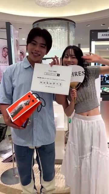 のインスタグラム：「AHRES 阪急うめだにお買い物しに行ったよ👜🤍  サウンドスキンパフュームから新しく出た "SAYU"が先行販売してて爽やかでめっちゃいい香りやからみんなも試してみてね☺︎  クーポンコード:nako913 LIVEでは公式サイトや下記店舗で、 9月30日までもらえる数量限定のギフトもあるよ.  《対象店舗》 AHRES 表参道店(cat street)/東京ミッドタウン八重洲/ 阪急 うめだ本店 2階 ポップアップストア　※9/19（tue）まで  #AHRES #アーレス @ahres_official」