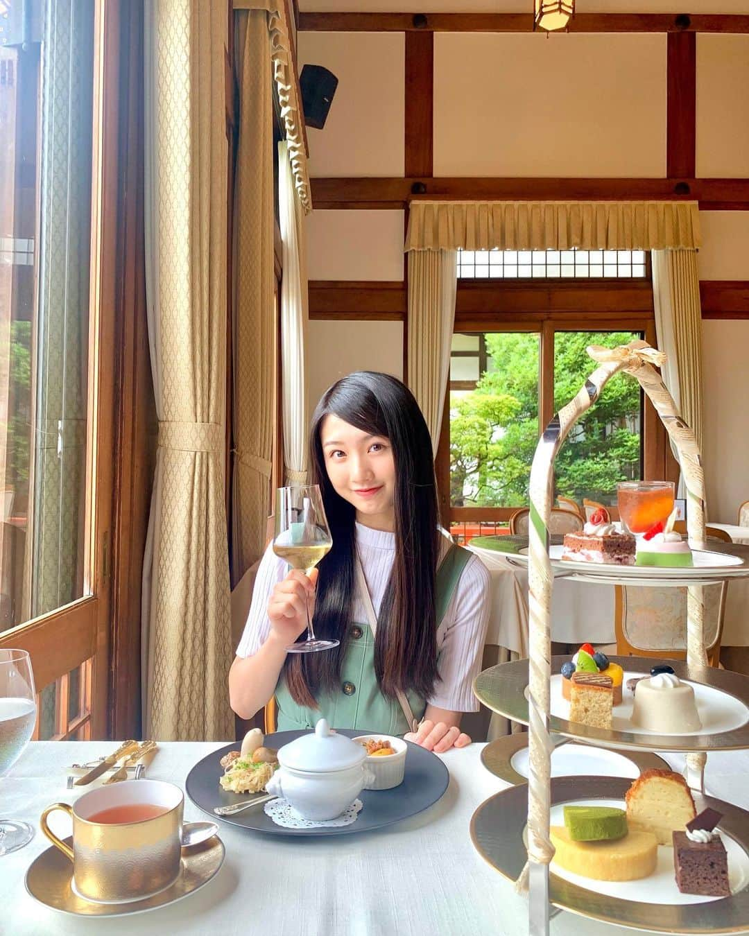 塩月希依音のインスタグラム：「afternoon tea🫖 𓍯  白ぶどうのジュースも美味しかった🍇  #afternoontea #アフターヌーンティー #スイーツ#sweet #ケーキ#cake #奈良#奈良観光 #奈良ホテル#YouTube#ケイト旅#jk#ljk #05#05년생 #05line#fyp」