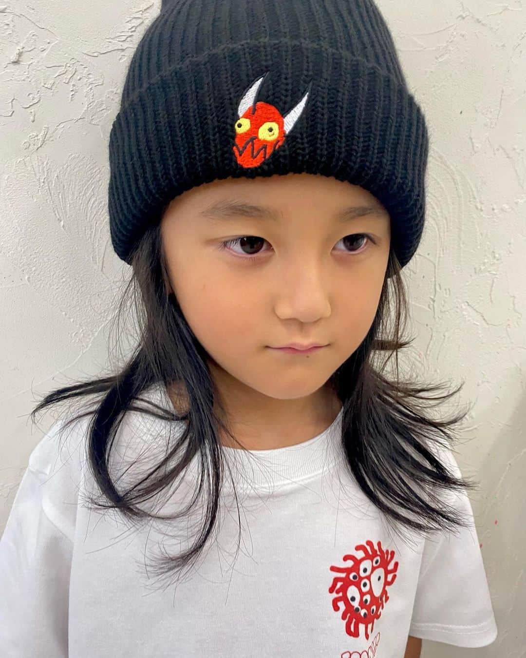 Saki のインスタグラム：「@joanne_t0501   個展のグッズチラ見せです❤️‍🔥  このTシャツ３種類、 大人も同じデザインです。 M.L展開  キッズは100,130のサイズ展開  ジョアンは６歳　身長120cmで、大きめで130サイズを着用しています。  ニット帽は大人サイズですが６歳だとこんな感じにかぶれます❤️‍🔥  その他、 アートポストカードやステッカー、キーホルダーなど販売ございます❤️‍🔥  数に限りがございます。 早めに完売する可能性もございます。ご了承の程よろしくお願いします。  ⚠️現金のみの販売になりますので、申し訳ございませんがご用意お願い致します🙇🏼‍♀️💴💴  JOAN ART EXHIBITION 9.16-17-18 at @antenna_art_gallery   12:00〜19:00(未定) 予定しています。また変更ある場合お知らせいたします。  Antenna Art gallery  🚇谷町6丁目駅の 上町ラヂヲ2F  大阪市中央区上町1丁目24-13  📍階段で２階に上がる小さなギャラリーになります。ベビーカーなどでの来店が出来ません…💦申し訳ございませんが、小さなお子様がいらっしゃる方は抱っこ紐などでのご来場お願い致します🙏」