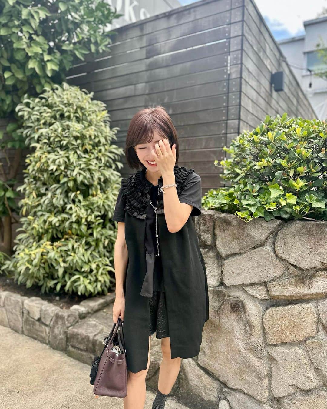 水野佐彩のインスタグラム：「・ 🖤🖤🖤🖤🖤  みんなに褒められたジレは @chesty_official 🖤 フリルもブラックで甘すぎない🥰  #おちびコーデ #おちびの輪 #低身長コーデ #Sサイズコーデ #ママコーデ #ママライフ #2020年ベビー #女の子ママ #女の子ベビー #ブルベ夏 #ブルベ #ブルベサマー #ブライトサマー #ブライトスプリング #ソフトクラシック #ウェーブ #骨格診断ウェーブ​」