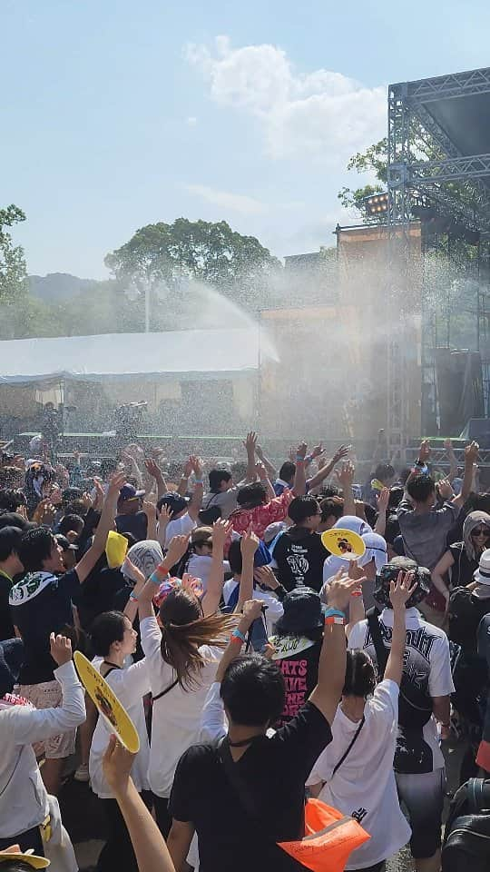 yukapinのインスタグラム：「＼別府お湯かけ♨️音楽フェス／ BEPPU ONSEN SHOWER FES.2023  お湯かけフェス一部公開🥹💗💗💗 晴天の中温泉浴びてめっちゃ気持ちよかった😍  #別府 #別府温泉　#ホリエモン  #ペルピンズ #優歌レポ #bosf23」