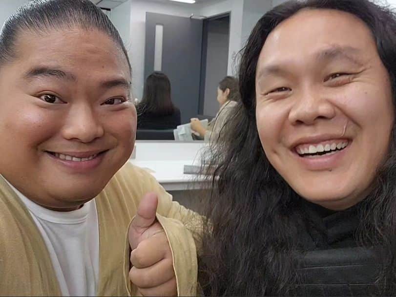 のインスタグラム：「チンギスさんとVIVANT祭りの時に📸✨ そして1000人以上の方々に囲まれて豪華なメンバーとレッドカーペットで🙇‍♂️❣️(写真引用元→@tbs_vivant ) 明日あさTHE TIMEと22:00～櫻井・有吉THE夜会に番宣で出演させてもらうので是非みてください！ #𝐕𝐈𝐕𝐀𝐍𝐓 #富栄ドラム」