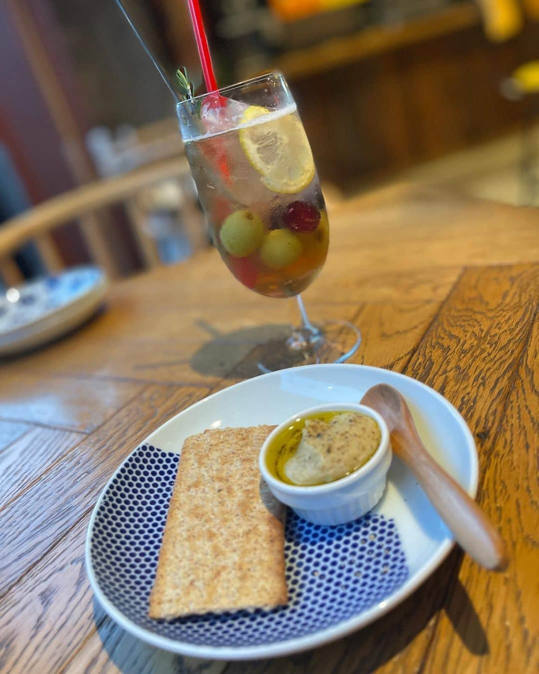 うちやえゆかのインスタグラム：「今日はトレーニングとメンテの日 #カフェゼノン にも行くぞ！って💕 楽しい店内で美味しいご飯とお茶で ほっとひといきしました｡･･｡)っ☕️ᐝ   偶然、ボノロンでお世話になっている方に バッタリお会いできて嬉しかった✨  ドリンクにブドウいっぱい入っていて🍇ﾔｯﾎｲ！  #森の戦士ボノロン #絵画コンクール #北斗の拳 #ケンシロウ #かっこいい #氷 #笑  #シティーハンター #吉祥寺 #cafezenonsakaba」