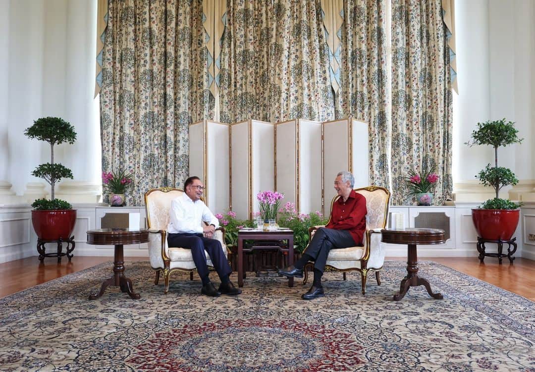 リー・シェンロンのインスタグラム：「Happy to host Malaysian PM @anwaribrahim_my at the Istana today. PM Anwar was in Singapore to speak at the Milken Institute Asia Summit.   We reaffirmed the long-standing and multifaceted close cooperation between our two countries. No better way to do it than over tea :). There is still much more we can do, if both sides continue to join hands for the benefit of our peoples. I look forward to welcoming PM Anwar to Singapore again soon for our annual Leaders’ Retreat. 🇸🇬🇲🇾 – LHL  (MCI Photo by Fyrol)」