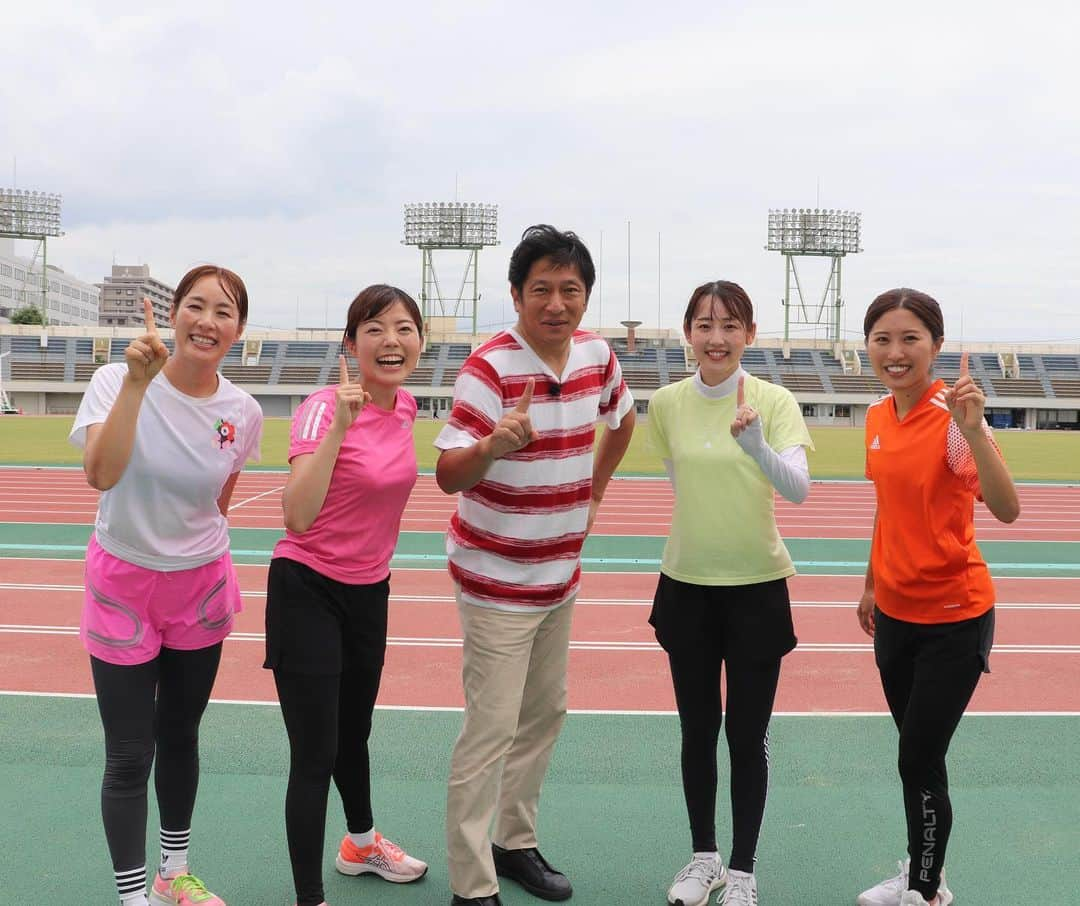 田村友里のインスタグラム：「原晋の県人ことば駅伝🎽 今日が河村アナのラストランでした。 駅伝部のみんなとのロケは毎回本当に楽しくて。 くだらないことで大爆笑したり、 暑い中「走りたくないね〜」と愚痴を言ったり。 いつもその中心にいるのが河村さんでした。 完璧すぎるまとめ役。ツッコミ上手。かわいい。 気遣いの方だから私たちが疲れさせちゃった気もします😂  河村さーーん！！！ 走るの苦手なの私だけになっちゃうじゃないですかー😭 さみしいなぁ。 私は一緒にロケをする中でアナウンサーとして学ばせていただいたことが沢山ありました。これは本当に書ききれない。 10月からのことば駅伝も 河村イズムを胸にみんなで頑張ります。  #県人ことば駅伝 #河村綾奈 アナ  .」