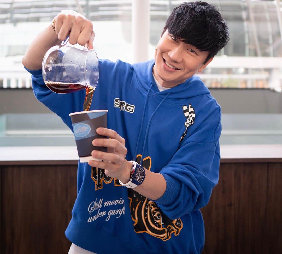 林俊傑のインスタグラム：「Enhancing the racing experience with #miracleracingteam ! Thank you all for coming out to our “Final Pitstop”, before we convert the @artsciencemuseumsg lobby into our flagship store! Have a great upcoming race weekend! Race you there! @miraclecoffeesg」
