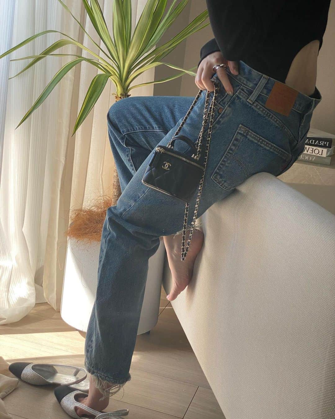 akiii031のインスタグラム：「シンプルなデニムコーデ。 @ungrid_official  Levis別注 501👖  このデニム、シルエットはもちろん裾のクラッシュ加工も可愛いのです🫶  #Ungrid #Ungriddenim #levis_ungrid」