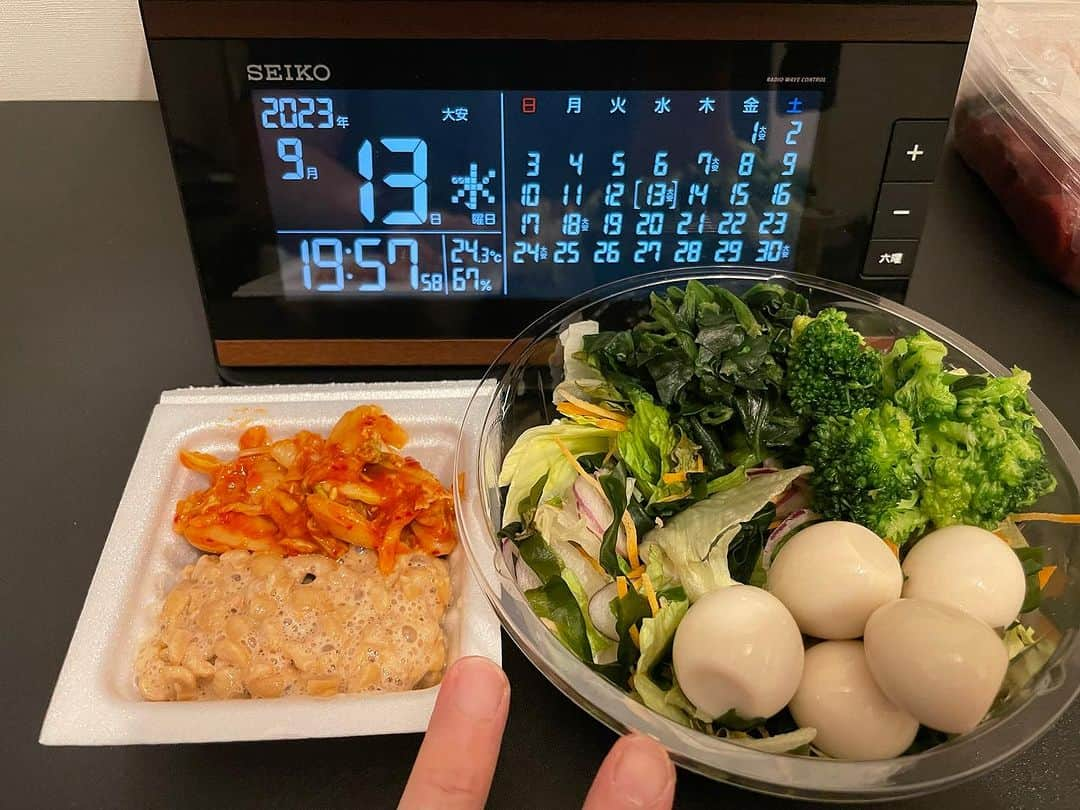 山崎勝之さんのインスタグラム写真 - (山崎勝之Instagram)「朝30分ウォーキングしてから、 まぐろたたき丼で栄養補給して、 引っ張り系と足の筋トレ。 歩き足りなかったから60分のウォーキング追加。 いつものオートミールと明太マヨ、チキン。 夜は軽めキムチ納豆と身体に良いと聞いたうずらの卵。 タンパク質多めな食事。  #朝活 #ボディメイク #ウォーキング #うずらの卵 #冷凍ほうれん草 #冷凍ブロッコリー🥦」9月13日 21時13分 - chan_yama