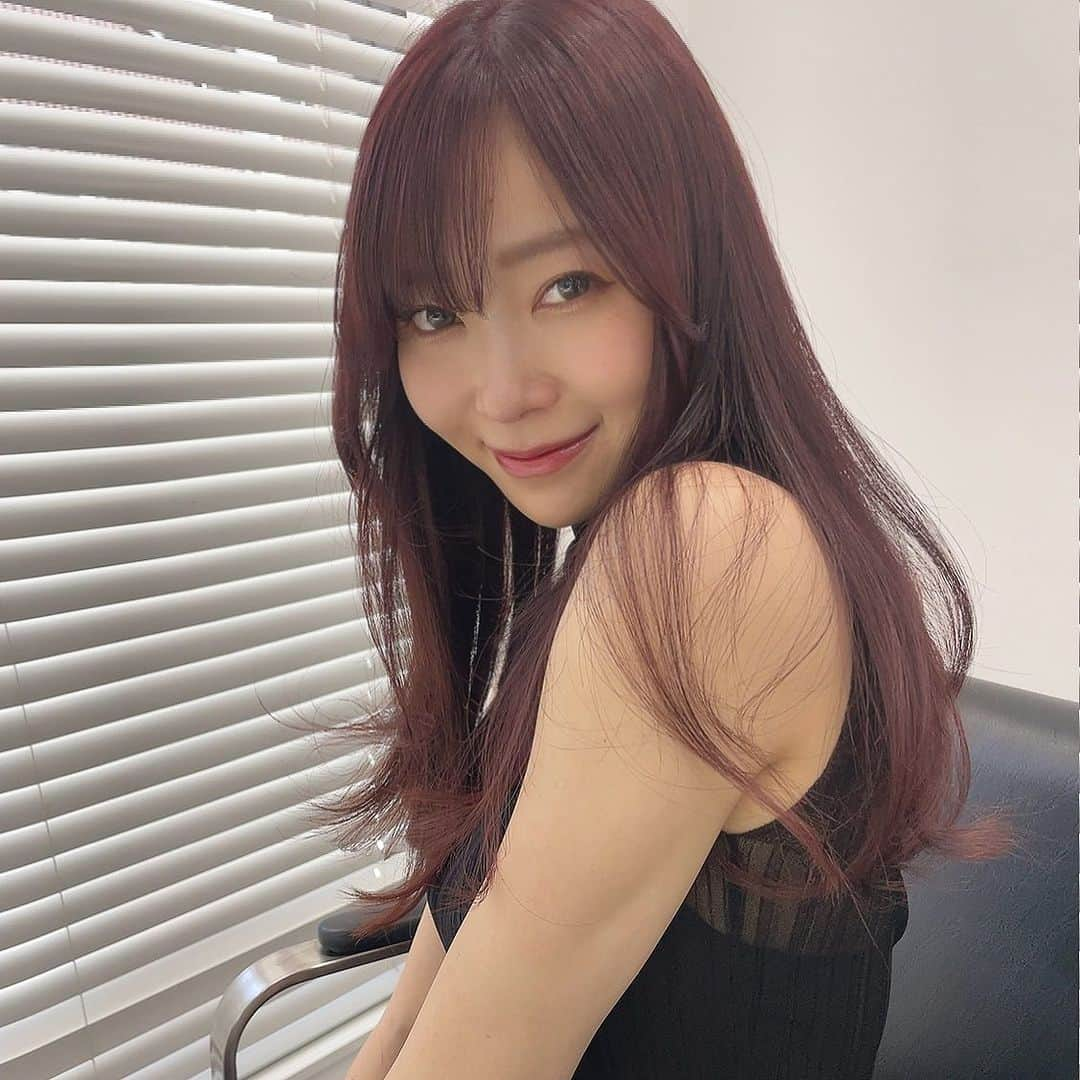 飛田彩のインスタグラム：「@345insta ♡  大人レッドカラー♡ 色気と可愛さを融合するイメージで配合しました🥰🥰  可愛すぎて🫠  デザインレイヤーも入っています💓  ご相談お待ちしています🪻  １０月のご予約も始まっていますのでお待ちしています‼️」