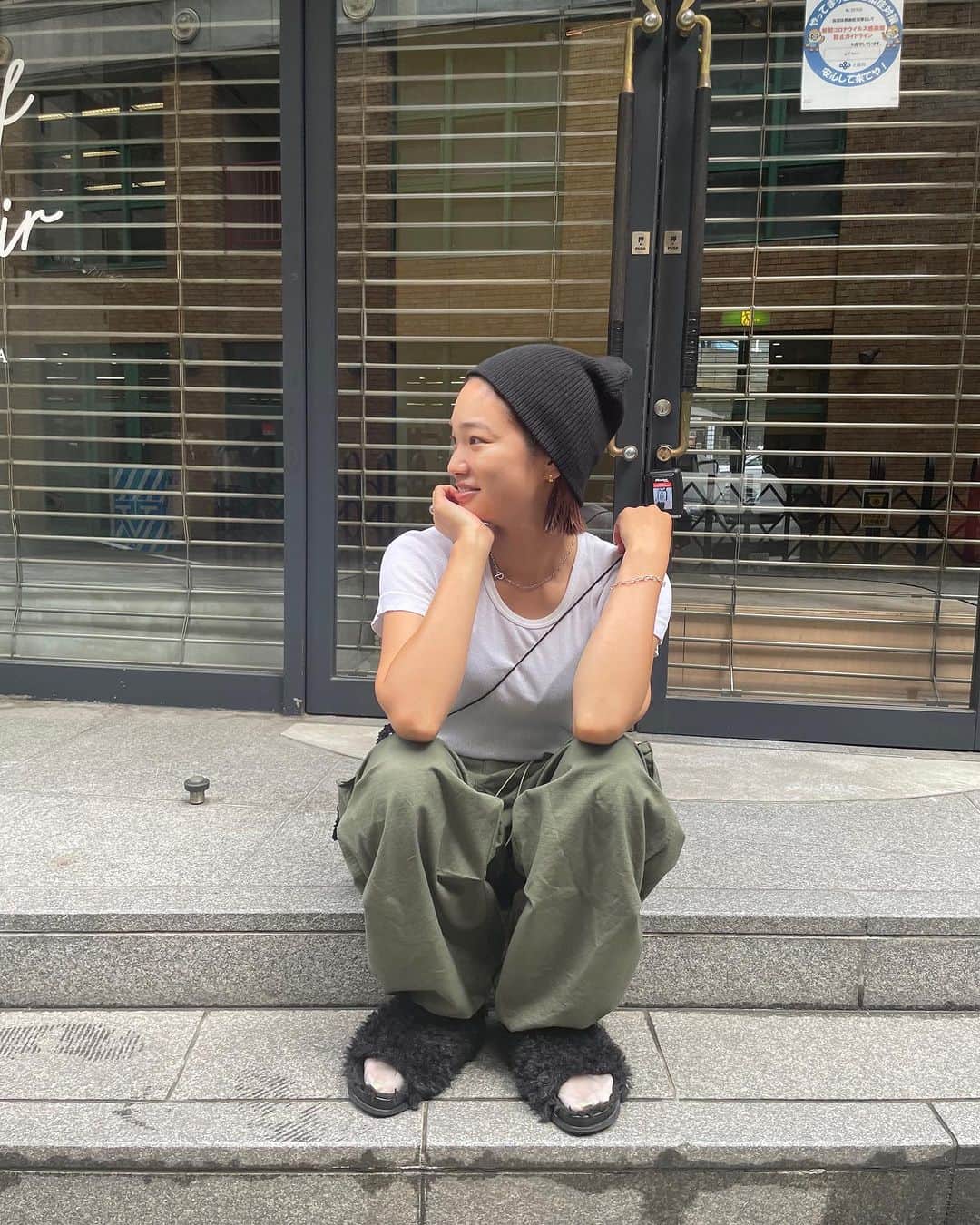 kanetaka ayaのインスタグラム：「・ ・ まだまだ暑いですねぇぇ🫠  そーんな今日は、 『もう、夏服は飽きたので小物から秋物をぷらすコーデ』 でぇぇっす！！(うざ？w) このニット帽とサンダルは2色欲しいぐらい。  サンダルにソックスはまだ早い気がするけど、 シースルーソックスなら夏コーデにも馴染むのでオススメ♡ ↓ L,GRY/ @uniqlo × @mamekurogouchi   最後はただただニヤニヤしてるだけの動画です。  他のcoordinateはアカウントチェック！ ⇒@aya_kanetaka_ ♡ ---------------------------------- #ブラックコーデ#ママコーデ#30代コーデ #ungrid#ungrid_official #ungridコーデ」
