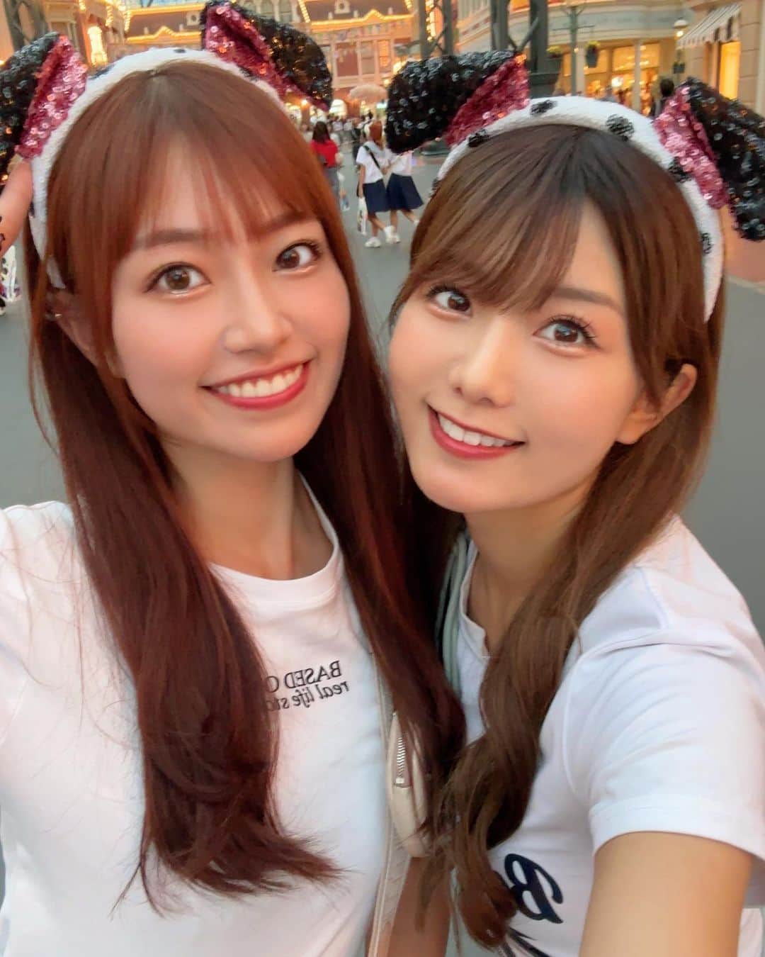 宮瀬七海のインスタグラム：「Disney🐭🏰🩷 . . あびるんと秋ディズニーしてきたよ🍁 カチューシャもおそろいで 101匹わんちゃん付けたよ🐶🖤🤍 . . #ディズニー  #Disney #TDL #ディズニーカチューシャ  #101匹わんちゃん #おそろい #秋ディズニー #ディズニーコーデ  #シンデレラ城 #ディズニーランド  #東京ディズニーランド  #フォロー #宮瀬七海」