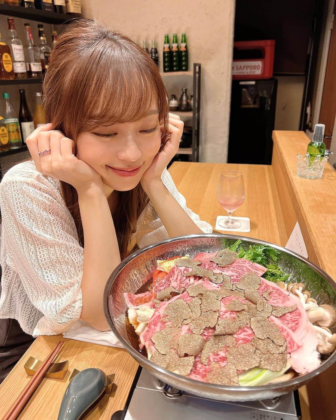 みき みーやんさんのインスタグラム写真 - (みき みーやんInstagram)「トリュフ、ウニ、フォアグラ、お肉…好き？😏💕 . 割烹 NADESHIKO 大阪・四ツ橋 @__nadeshiko  . カウンターのみのお席💺 NADESHIKO 11,000円コースを いただきました(*˘︶˘人)♡* （みーやんのInstagram見たよ！で予約できるよ😏） . トリュフすき焼きやフォアグラや 贅沢すぎる食材を堪能できるこのコース♡ . 次々に出てくる豪華食材に いちいちテンションあがっちゃう🤣💕 . . ちなみに玉子かつサンドとフィレかつサンドは 大人気でお持ち帰りの限定販売もしてるよー！♡ . 販売時間 一部：12時15分～限定15食 二部：17時15分～限定15食 ※前日15時までのご予約 . 衣はサクサク♡中はスクランブルエッグのような ふわふわ♡な玉子とトリュフの香り🤤💕 出来立てを1回食べてみて♡ . #pr#大阪グルメ#大阪ディナー#心斎橋ディナー#グルメ女子#四ツ橋ディナー#心斎橋#四ツ橋グルメ#難波グルメ#心斎橋グルメ#コース料理#記念日ディナー#堀江ディナー#堀江グルメ#ロングヘア#フリーモデル#大阪デート#フォアグラ#トリュフ#記念日デート #プレ花嫁#花嫁準備#2023秋婚#フリーモデル」9月13日 21時16分 - mi_yan0101