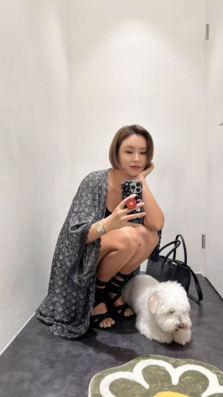 ペ・ユンジョンのインスタグラム：「▫️일정 : 9/14(목)am0:00 - 9/17(일) pm11:59 ▫️판매가/구성 *로브 롱(블랙) : 89,000원 *로브 숏(아이보리/끈포함) : 85,000원 *로브 롱+숏 : 149,000원(개별 구매시보다 -25,000)  🔺주문후 1:1 제작 상품입니다. 🔺단순변심에 의한 교환,반품은 불가입니다. 🔺이에 동의하시는 분들만 주문 부탁드립니다.  ▫️배송일정 : 10월 첫째주 순차적 출고 ▫️배송비 : 무료배송 *제주/도서산간 추가 3,000원  📣안내사항 1. 단순변심에 의한 교환, 반품은 1: 1 오더 방식으로 진행되는 공동구매 특성상 절대 불가입니다. (미리 공지해 둔 부분에 대해서 판매자는 책임을 져야 할 의무가 없습니다.이에 동의하시는 분들만 주문 부탁드립니다.) 2.판매자와의 상의 된 후의 교환, 반품의 경우(불량제품) 수령후 당일에 신청하셔야 가능합니다. ▪️판매자와의 상의 된 후의 교환, 반품의 경우 택배비 (6,000원) 부담은 고 객 부담입니다. ▪️제품의 불량이나 오배송에 관하여는 택배비 전액 업체 부담입니다. (검수는 꼼꼼히 하고 있지만 혹시 있을 불량에 있어서는 같은 제품으로 교 환해 드립니다.)  📣불량 처리 불가 경우 ▫️박음선 부분에 커팅이 가능한 실 ▫️재단 위치를 표시하기 위한 쵸크자국 ▫️착용으로 인하여 불량의 상태를 파악하기 어려운 경우 ▫️새상품의 특성상 상품 고유의 냄새가 나는 경우 ▫️포장 상태등으로 인하여 제품 손상이 아닌 제품이 눌려있는 경우 ▫️위 사항외에 고의적인 상품 훼손이나 불량이 아닌 경우에는 반송처리 할 수 있음. (배송비 고객 부담)  @bbaeeonni_shop . . . #로브#빼언니샵」
