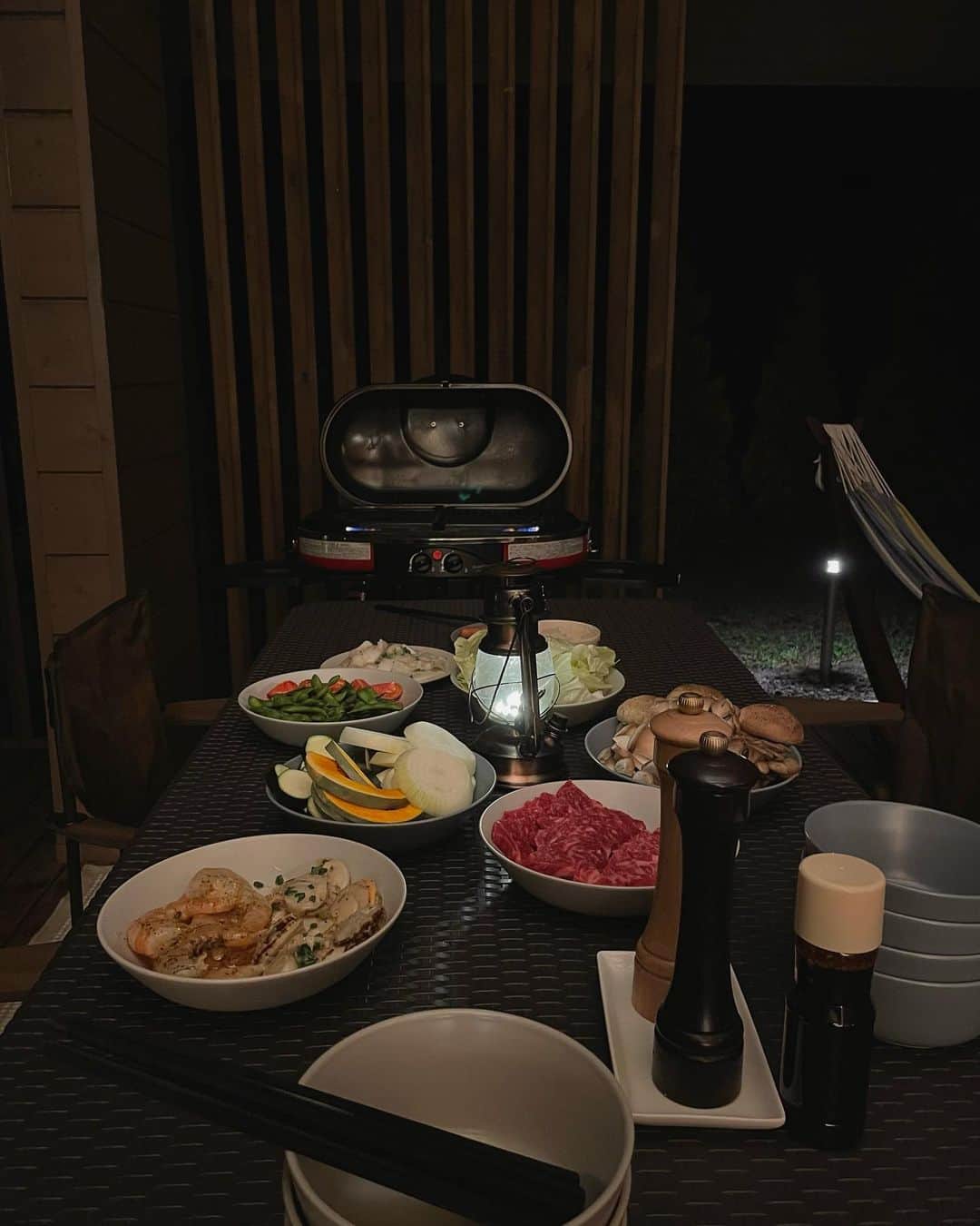 加治ひとみのインスタグラム：「BBQ😋🍖 妹と2人でお料理するの久々で楽しかった♡  新鮮なお野菜と 魚介やお肉は大好きなハーブを使って味付けしたよ🥣🧂  飲んでるのはお酒じゃなくて コンブチャ🤣🤣  🍽」