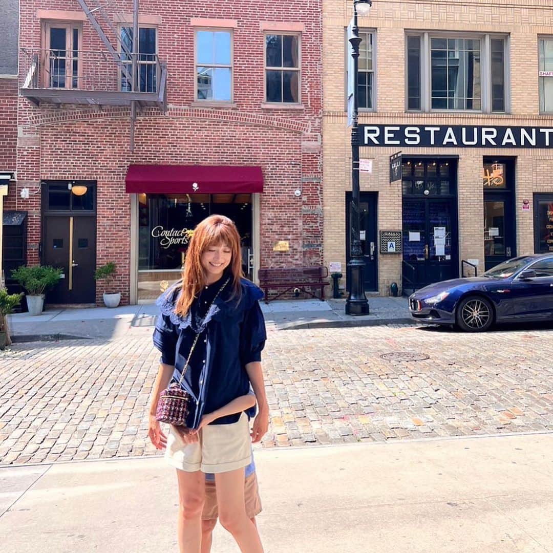 ヨンアのインスタグラム：「@tocca_japan コラボ👜沢山人気があると聞きました😭嬉しすぎる。。皆さんありがとうございます。。😍 この夏旅行中でも大活躍してました！ これから　秋ファッションにも沢山合わせる♡ 皆んなも色んなスタイリングに合わせて タグつけてくださいね！皆んなのスタイリングも見たいです！🩷🩷🩷」
