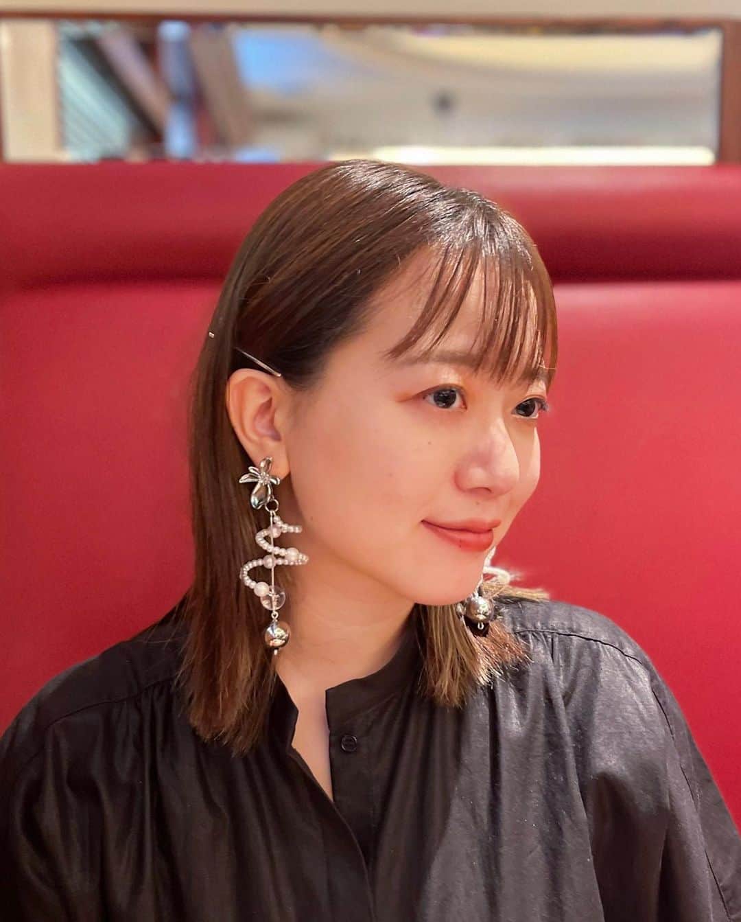 のインスタグラム：「最近は大ぶりのイヤリングにはまってるんだ〜ーぱっと顔が明るくなるよね💫  これは、以前オーダーして作ってもらったこの世に１つしかないイヤリングです！！！！！  この日はバースデーガールを連れて、ランチに行ってきました〜🥰 プレゼントも喜んでくれて良かった〜〜！！！  明後日から、北海道の旅✈️ いっぱい歌うぞーーー！！！！！！  #ワンマンライブ #路上Live #路上スナップ  #路上シンガー #路上singer #映画主題歌 #歌 #歌カバー #歌カバー動画 #歌ってみた #歌好きな人と繋がりたい  #シンガー #シンガーソングライター #シンガーソングライターと繋がりたい  #イヤフォン #和佳奈 #アカペラ #acappella #弾き語り #弾き語り女子  #弾き語り動画  #弾き語りさんと繋がりたい」