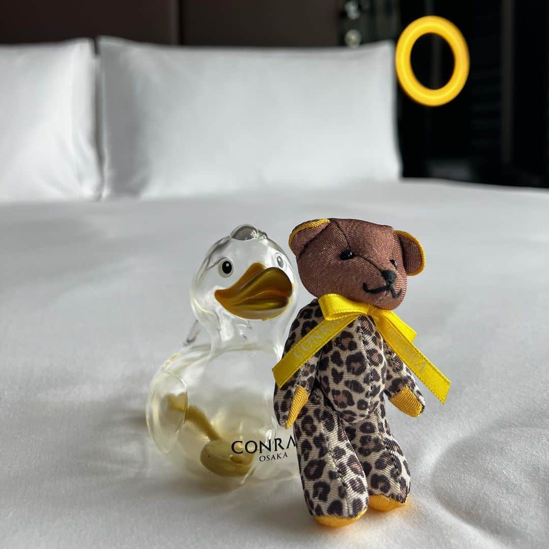 友恵温香のインスタグラム：「くまとアヒルちゃん可愛かった💛  クマのキーホルダー、さくらが「貰って良い？！👀✨」って言ってたのが可愛かった😂   #大阪  #大阪ホテル  #コンラッド  #コンラッド大阪  #ホテル  #大阪ディナー  #大阪観光」