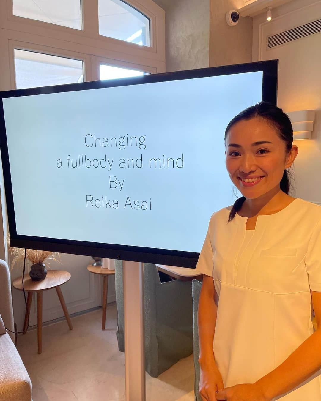 朝井麗華のインスタグラム：「日本だけでなく、世界を健康にするための一歩を踏み出す！フランスで私のメソッドは必要とされるか！？挑戦に来ました！ ---------------  J'ai fait un pas en avant pour redonner  de l’énergie non seulement chez les Japonais mais aussi le monde entier ! Ma méthode est-elle nécessaire en France ? ? Je suis là pour le défi !  ---------------  I have taken a step towards energizing not only Japan but the world! Is my method needed in France? ? I'm here for the challenge!  #Reikamethod #traumarelease #traumatherapy #bodymindspirit #subconsciousmind #Tuina #Orientalmedicine #France #Japan」