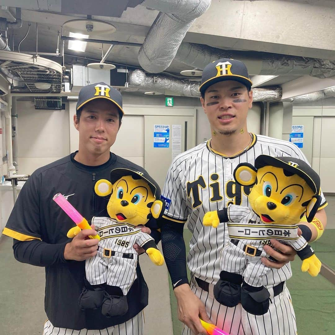 阪神タイガースさんのインスタグラム写真 - (阪神タイガースInstagram)「今日のヒーローは8勝目をあげた青柳選手と、決勝の満塁ホームランを打った佐藤輝明選手です！ #今日のヒーロー  #青柳晃洋 選手 #8勝目  #佐藤輝明 選手 #満塁ホームラン  #阪神タイガース #JERAセリーグ #ARE」9月13日 21時29分 - hanshintigers_official